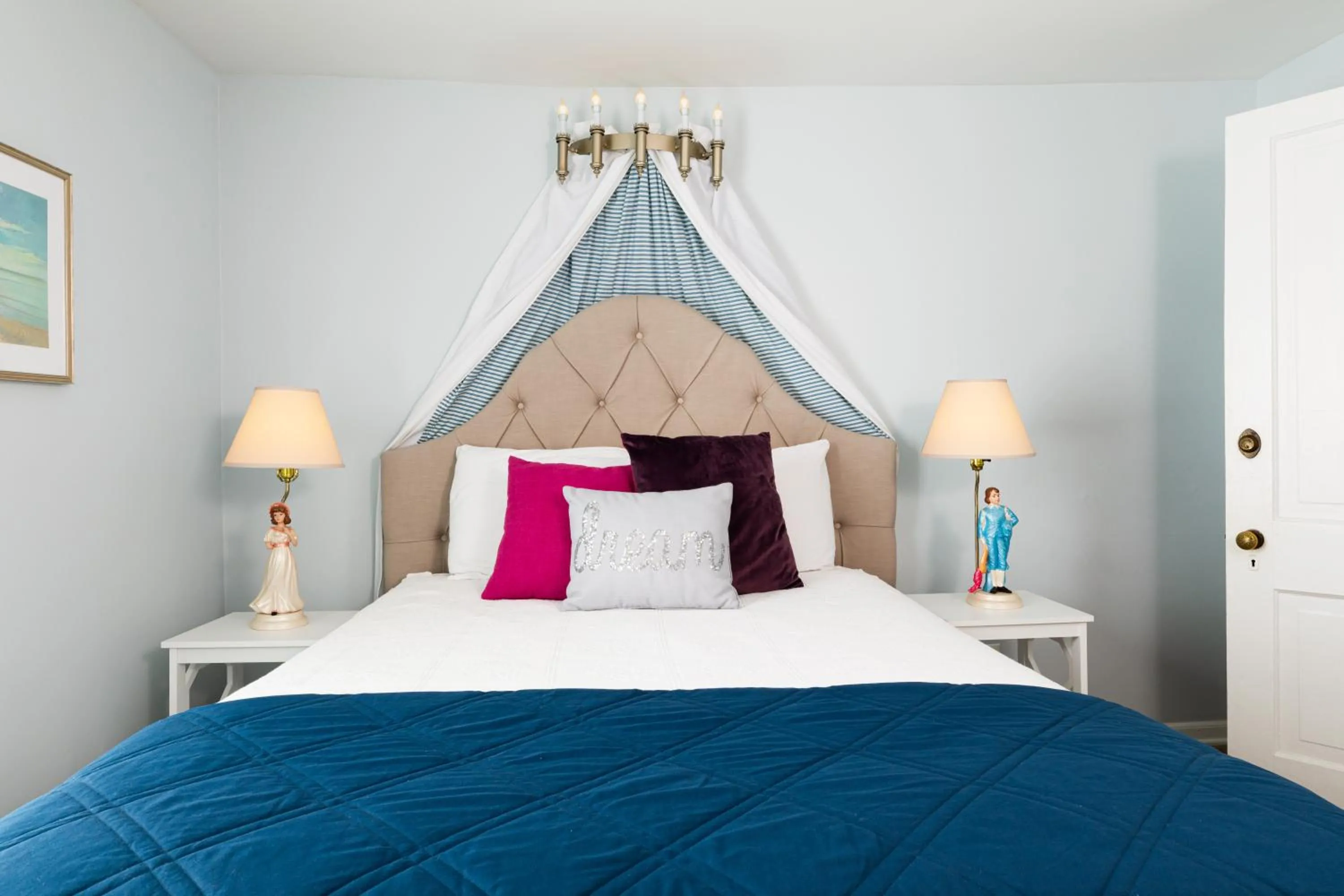 Bed in Looking Glass Beachfront Inn