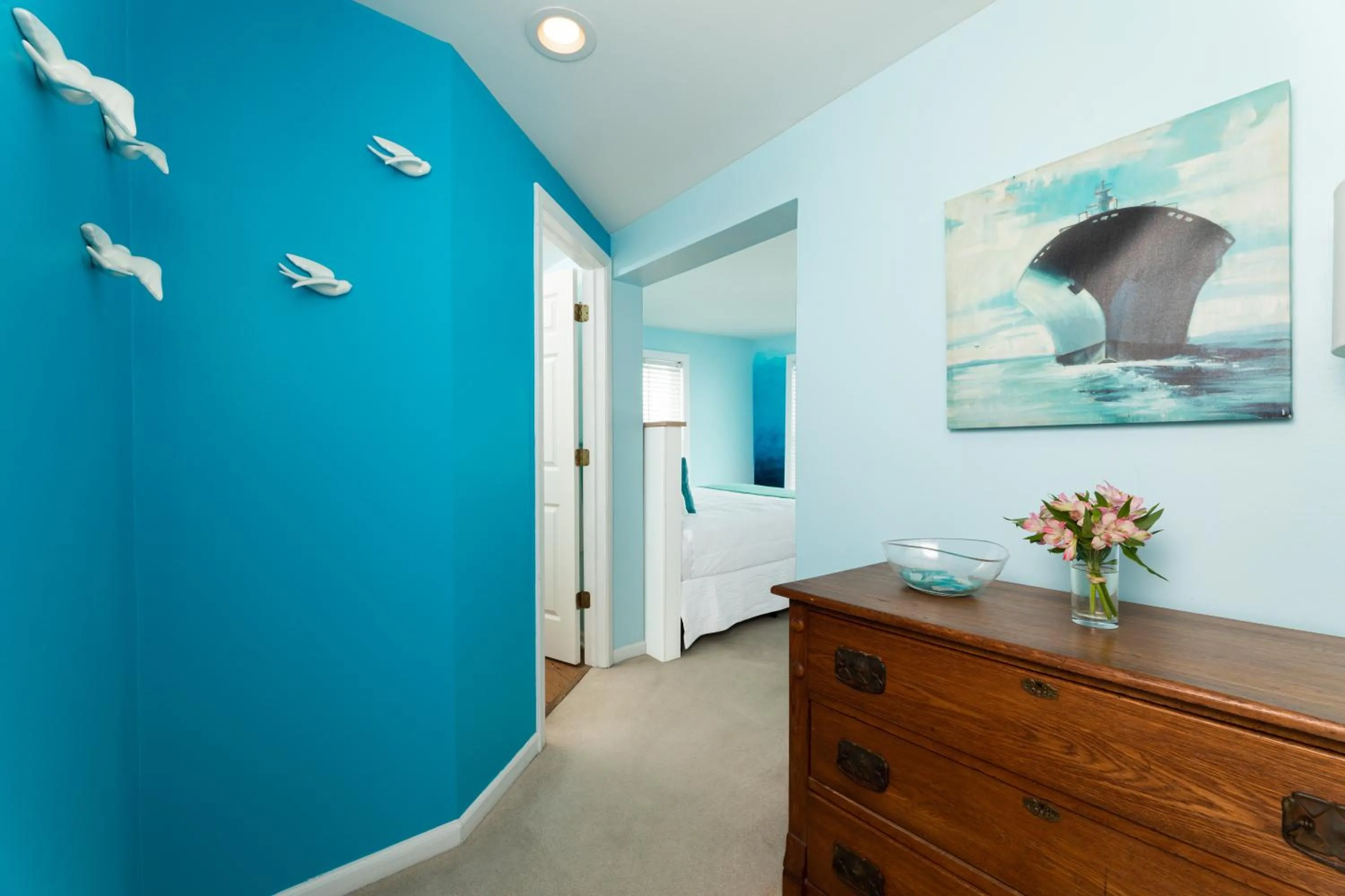 Bedroom, Bed in Looking Glass Beachfront Inn