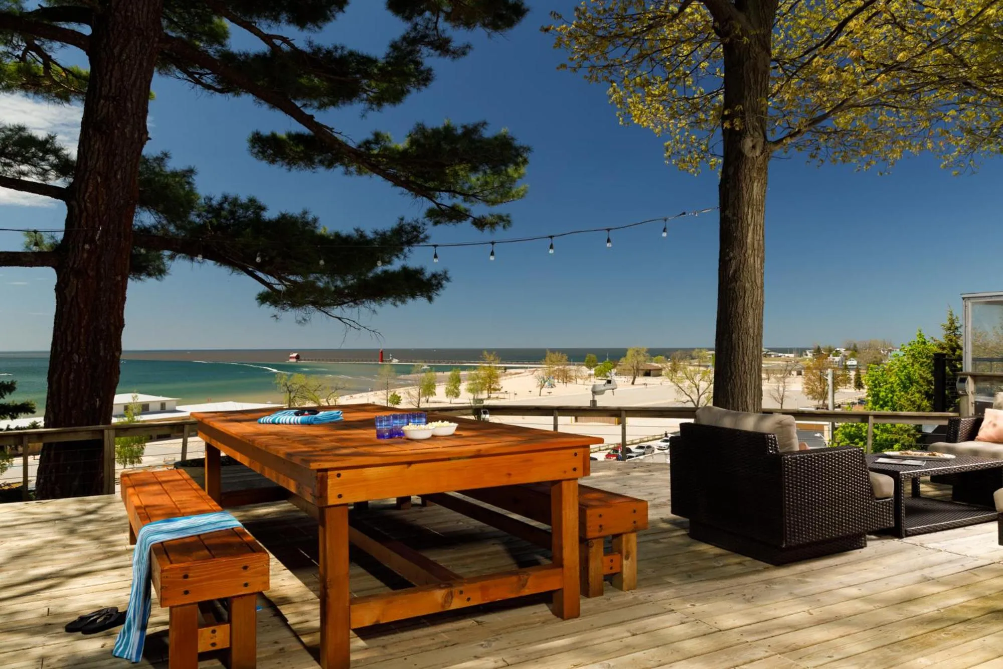 Balcony/Terrace in Looking Glass Beachfront Inn