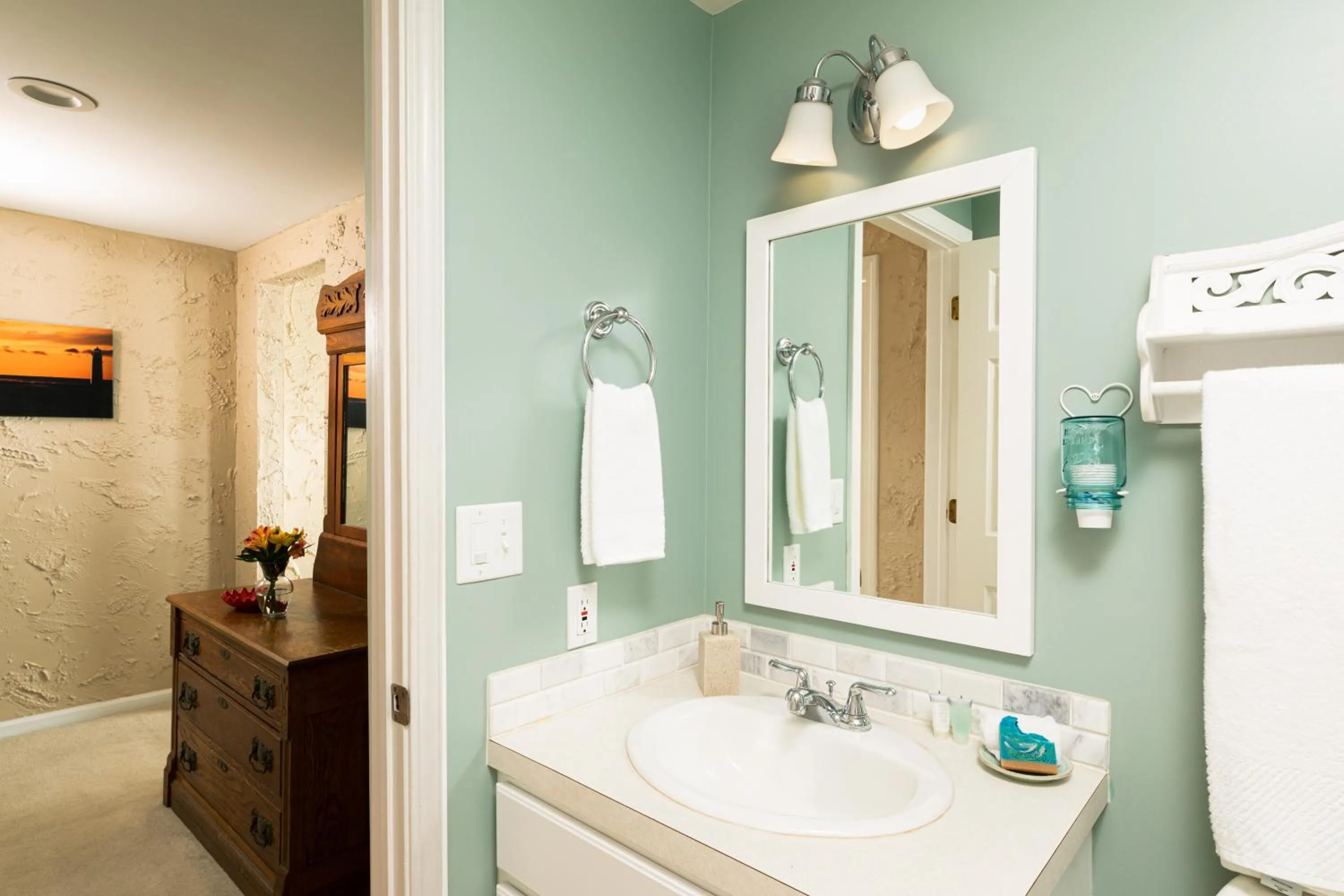 Bathroom in Looking Glass Beachfront Inn