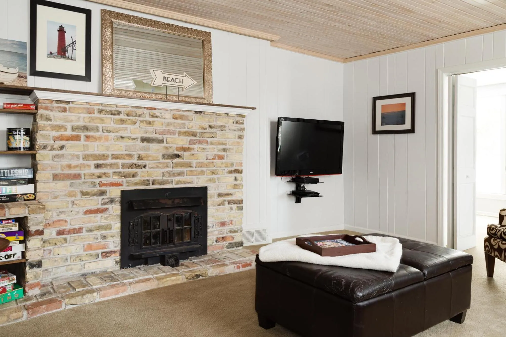 Communal lounge/ TV room in Looking Glass Beachfront Inn