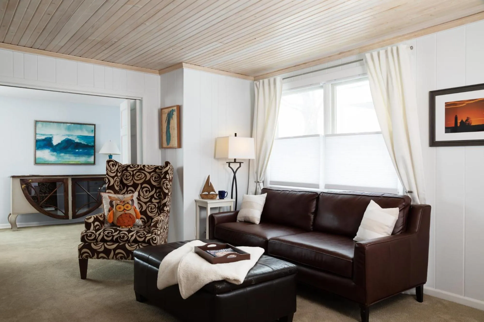 Communal lounge/ TV room in Looking Glass Beachfront Inn
