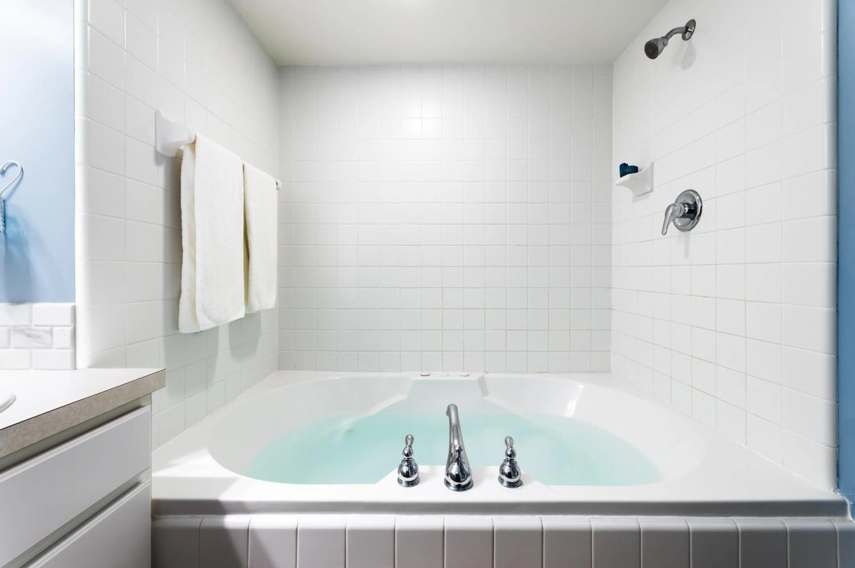 Bathroom in Looking Glass Beachfront Inn
