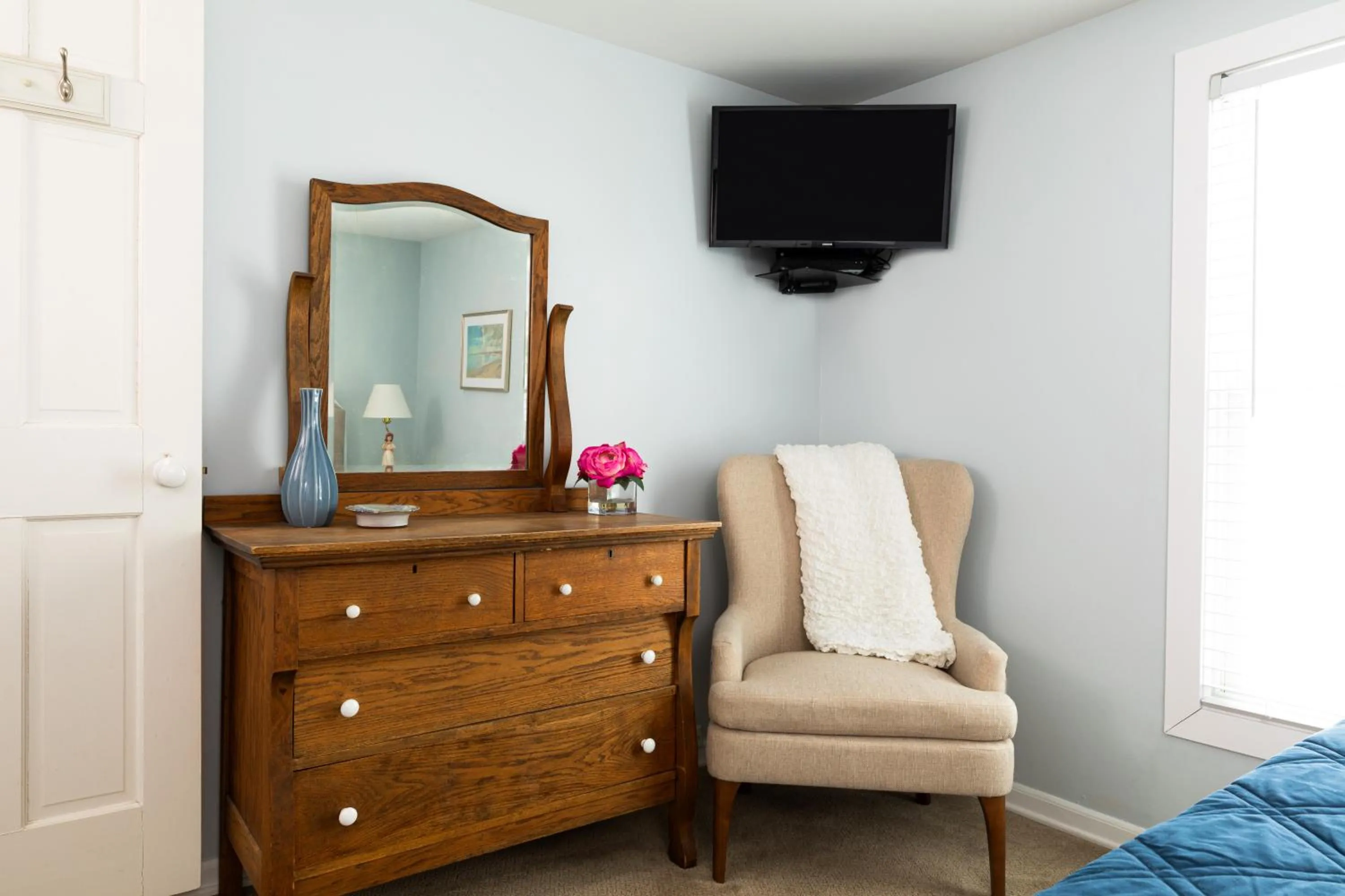 TV and multimedia in Looking Glass Beachfront Inn