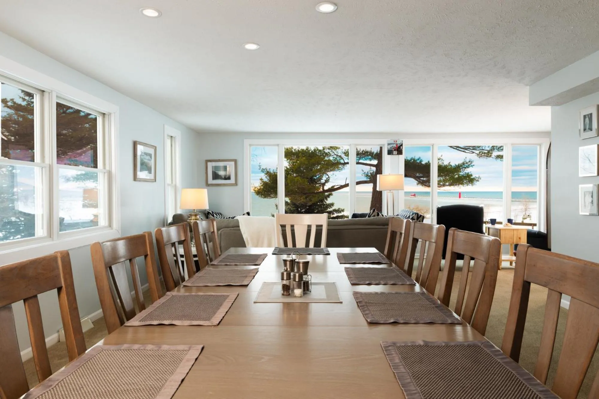 Dining area in Looking Glass Beachfront Inn