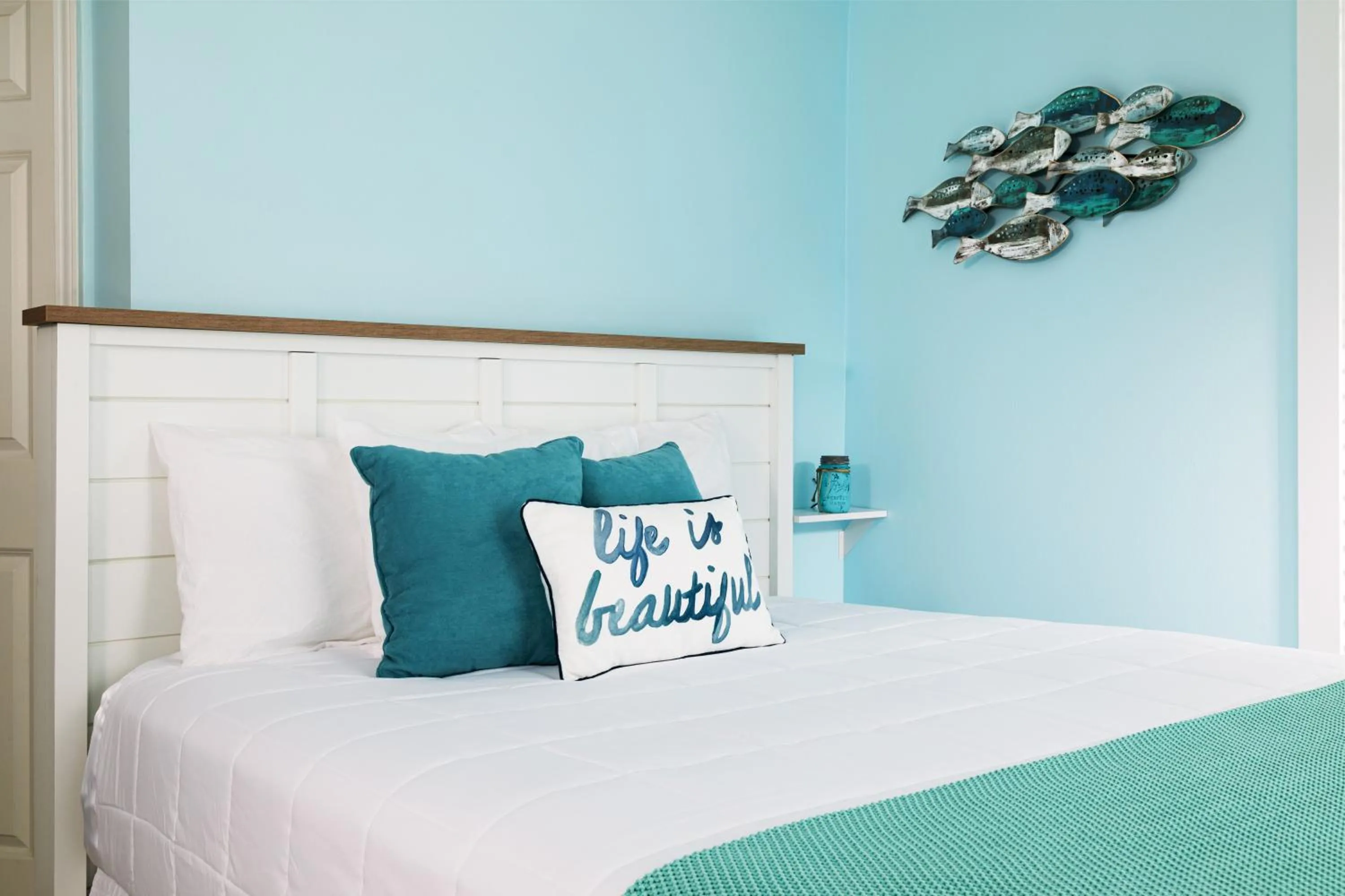 Bed in Looking Glass Beachfront Inn