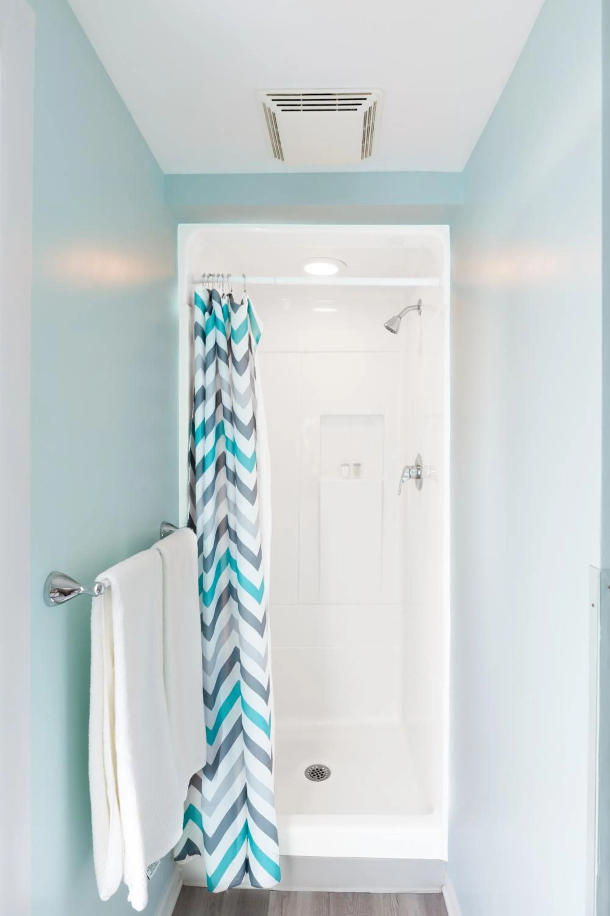 Bathroom in Looking Glass Beachfront Inn
