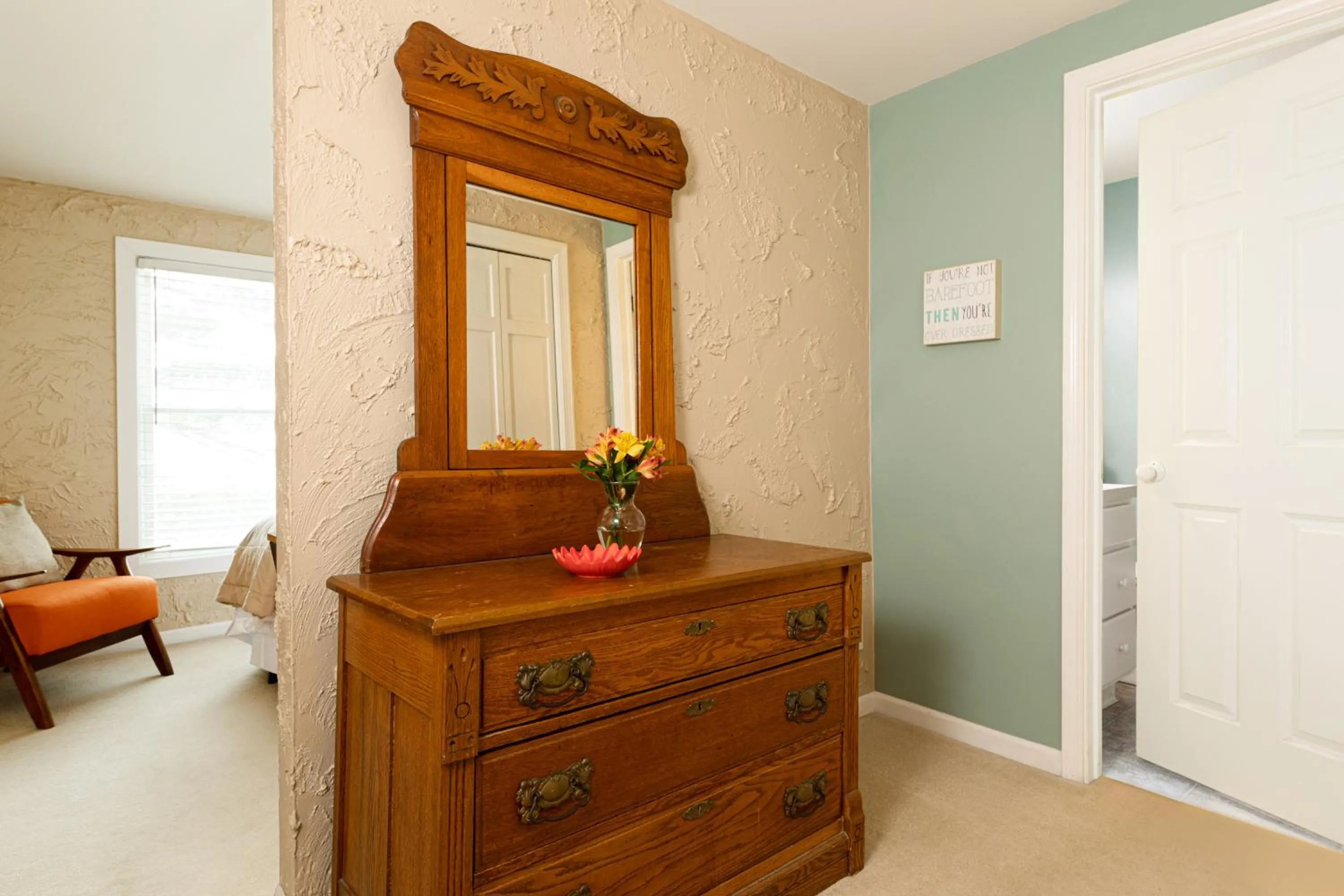 Bedroom in Looking Glass Beachfront Inn