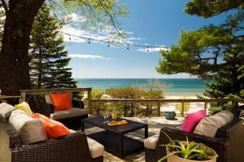 Looking Glass Beachfront Inn Looking Glass Beachfront Inn
