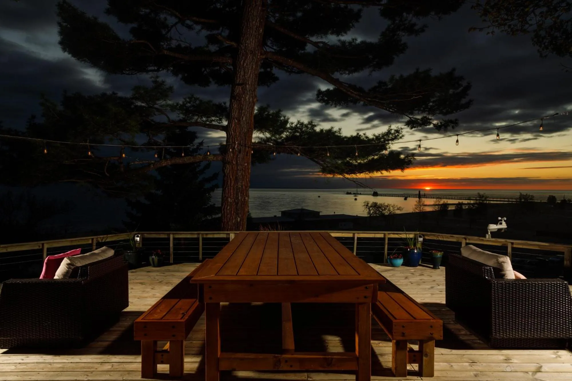 Night in Looking Glass Beachfront Inn