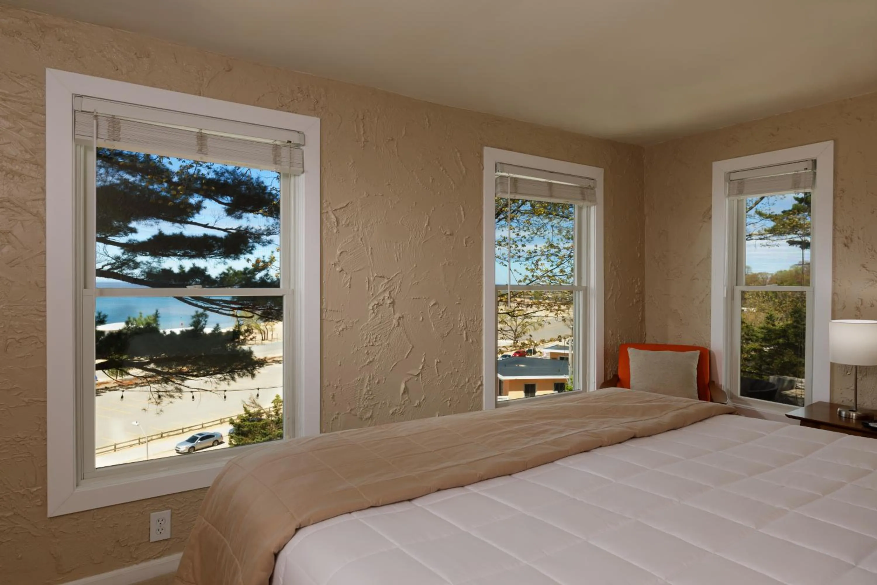 Bed in Looking Glass Beachfront Inn