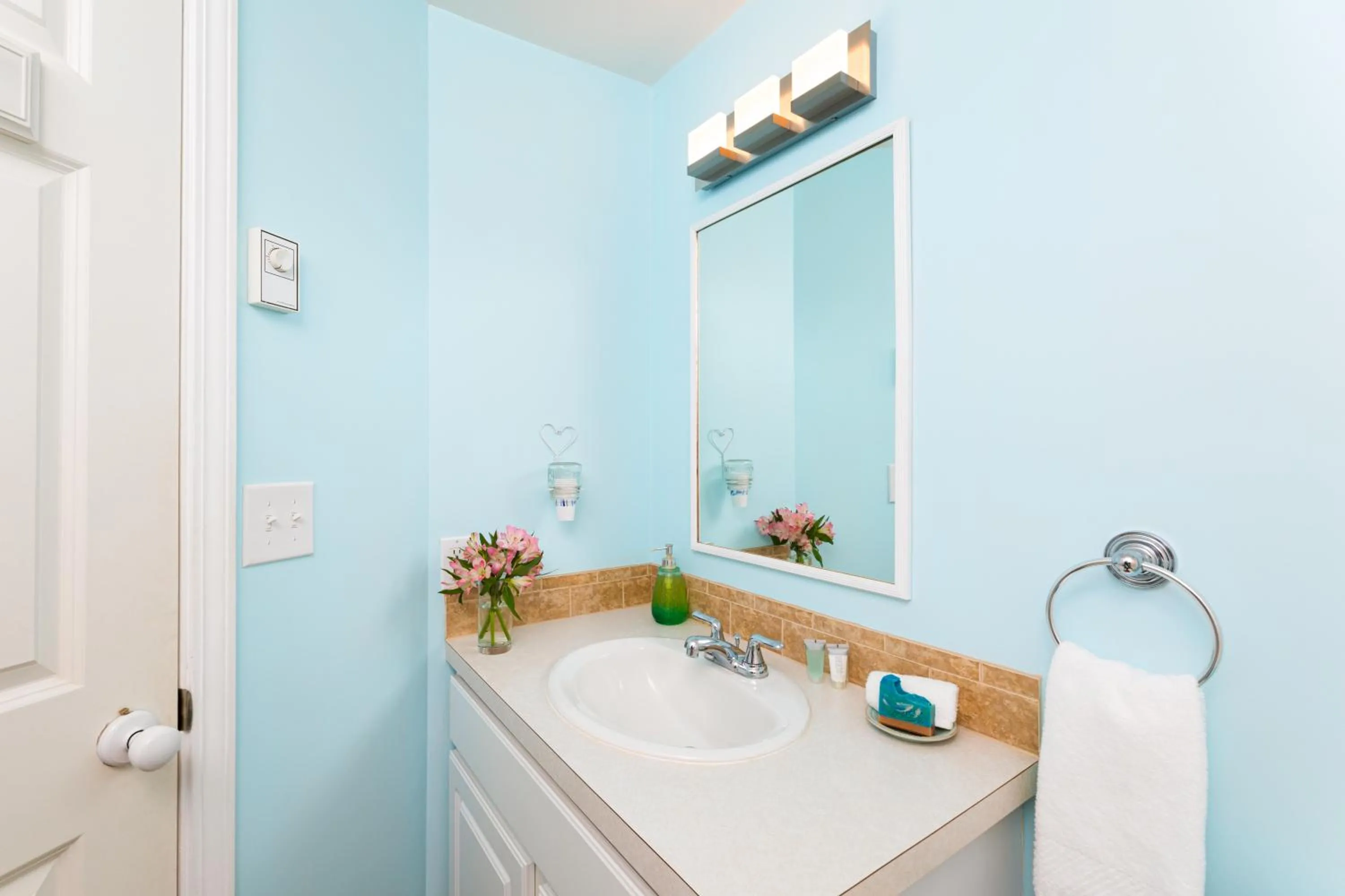 Bathroom in Looking Glass Beachfront Inn