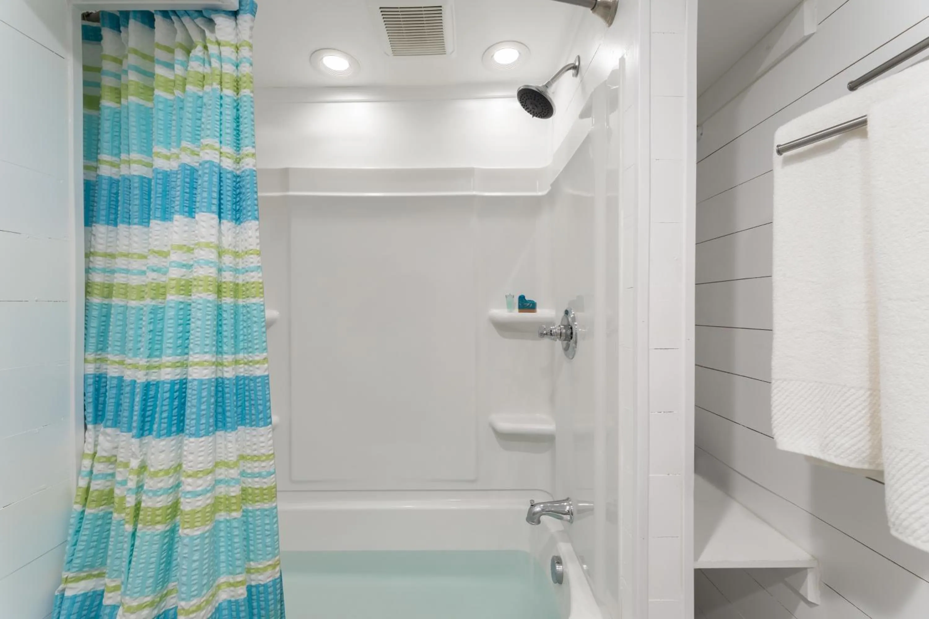 Bathroom in Looking Glass Beachfront Inn