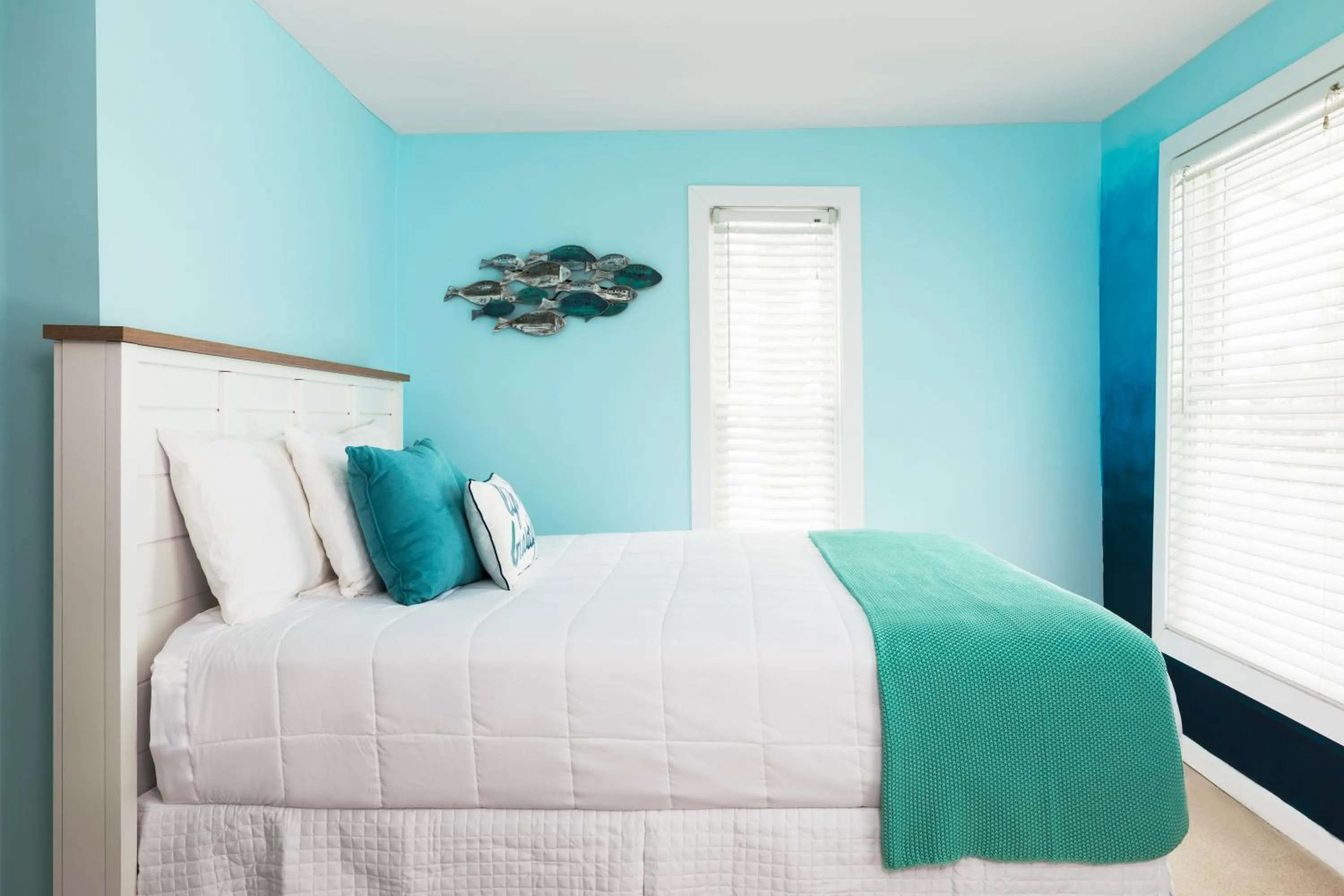Bed in Looking Glass Beachfront Inn