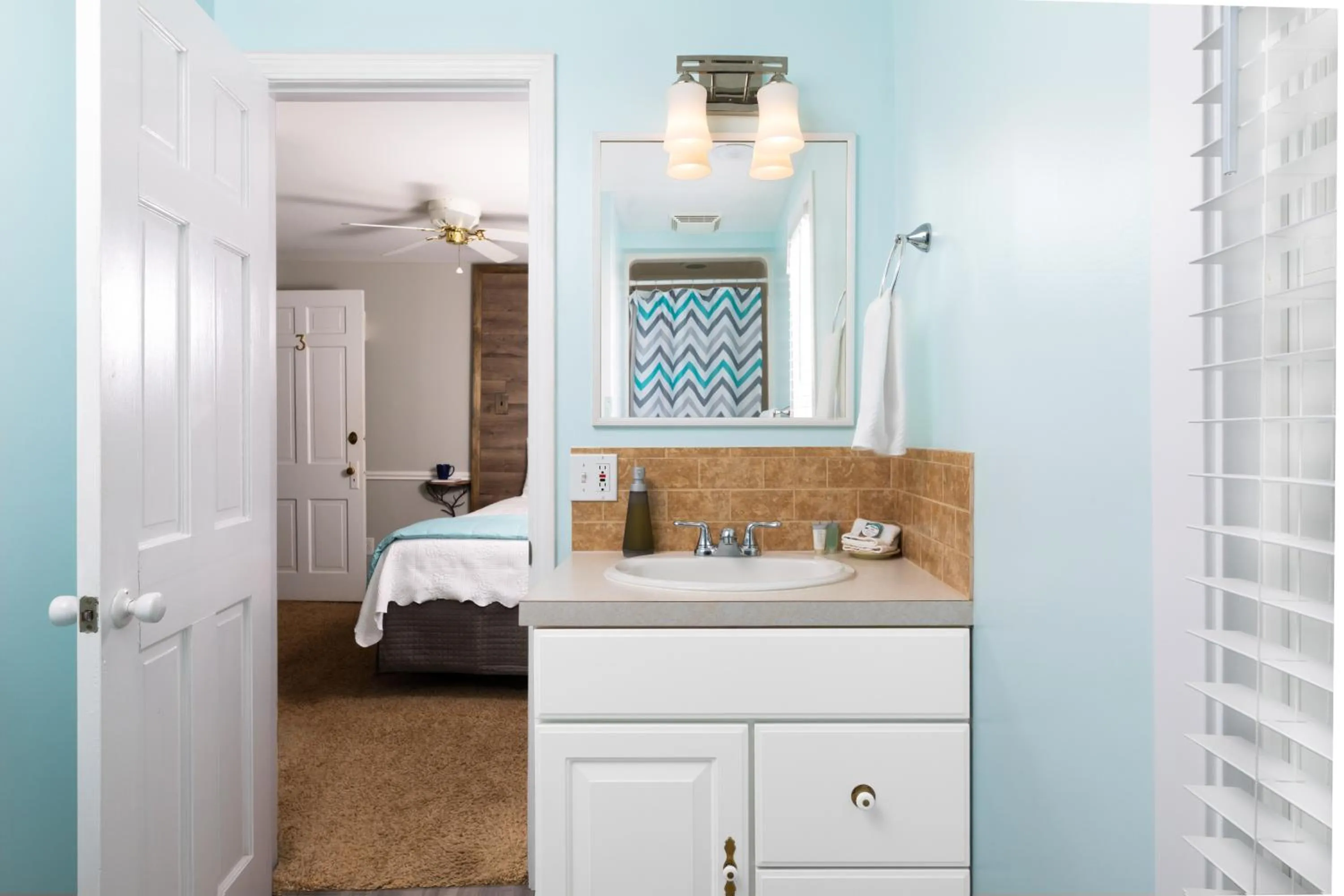 Bathroom, Bed in Looking Glass Beachfront Inn