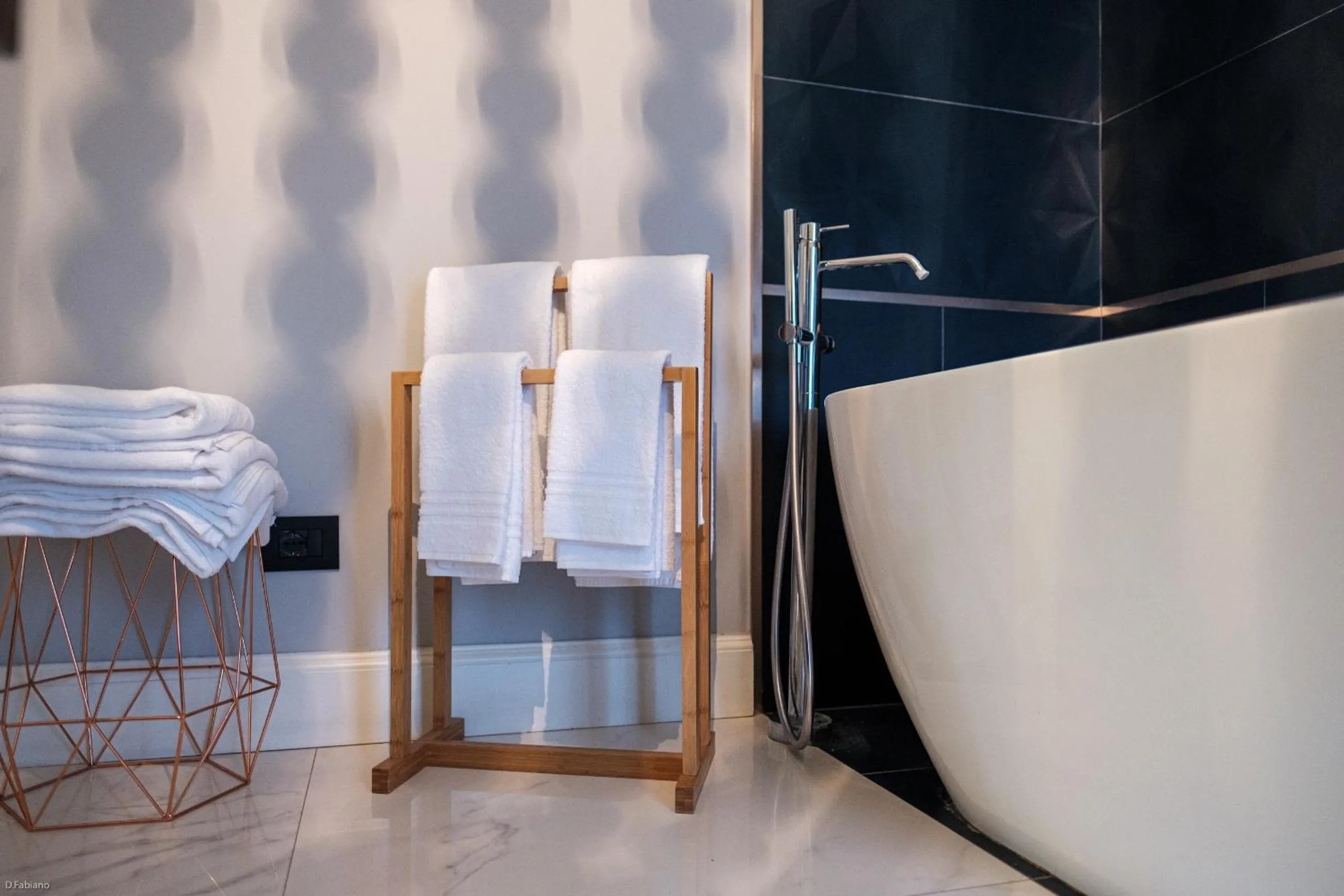 Bath in B&B SEKELES Suites and Spa