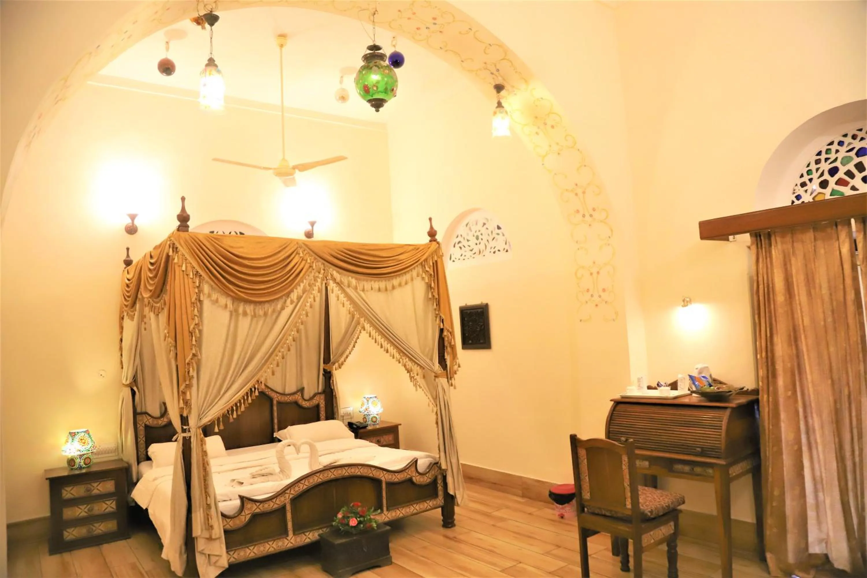 Photo of the whole room, Bed in The Kothi Heritage