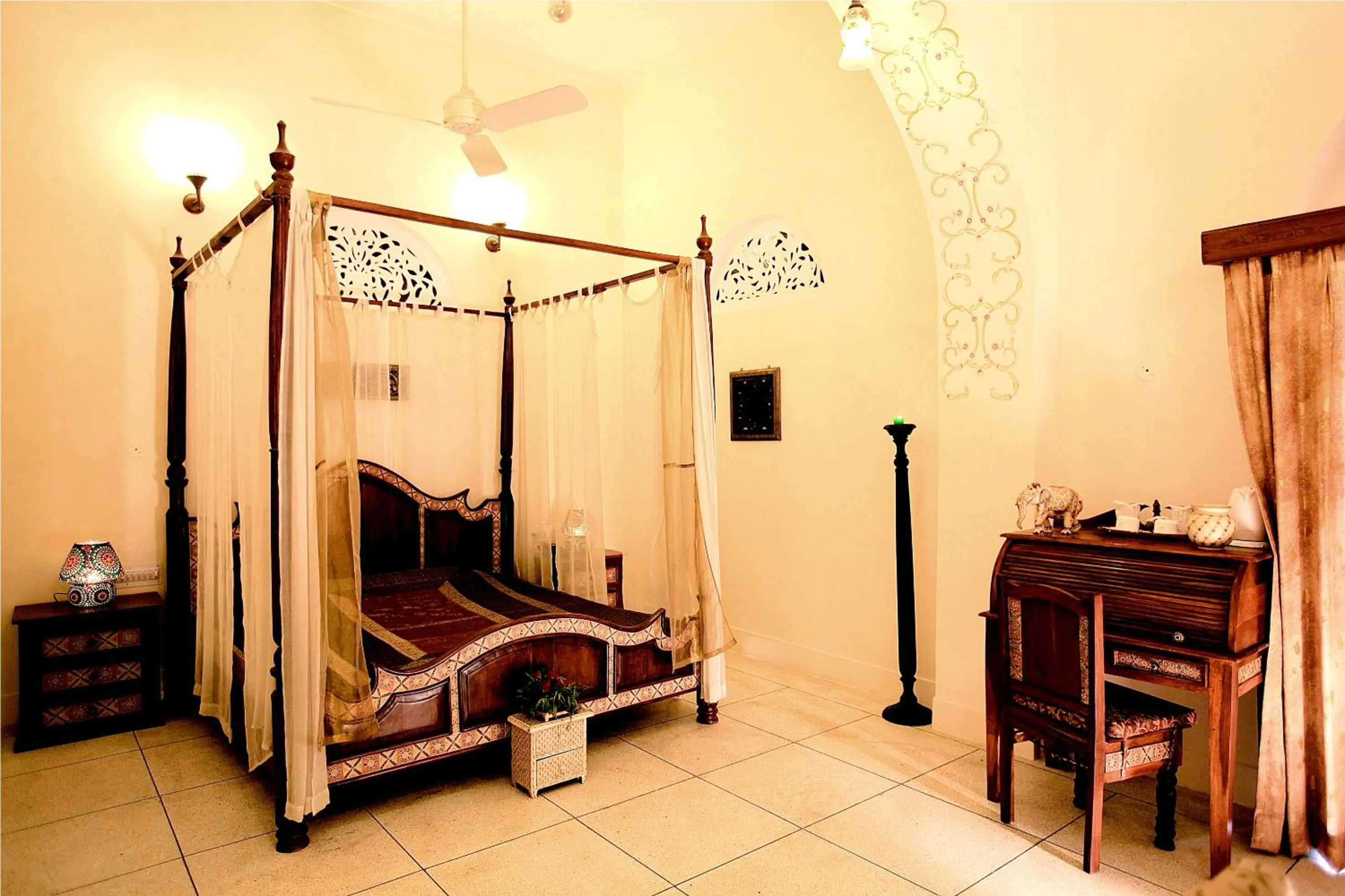 Photo of the whole room, Bed in The Kothi Heritage
