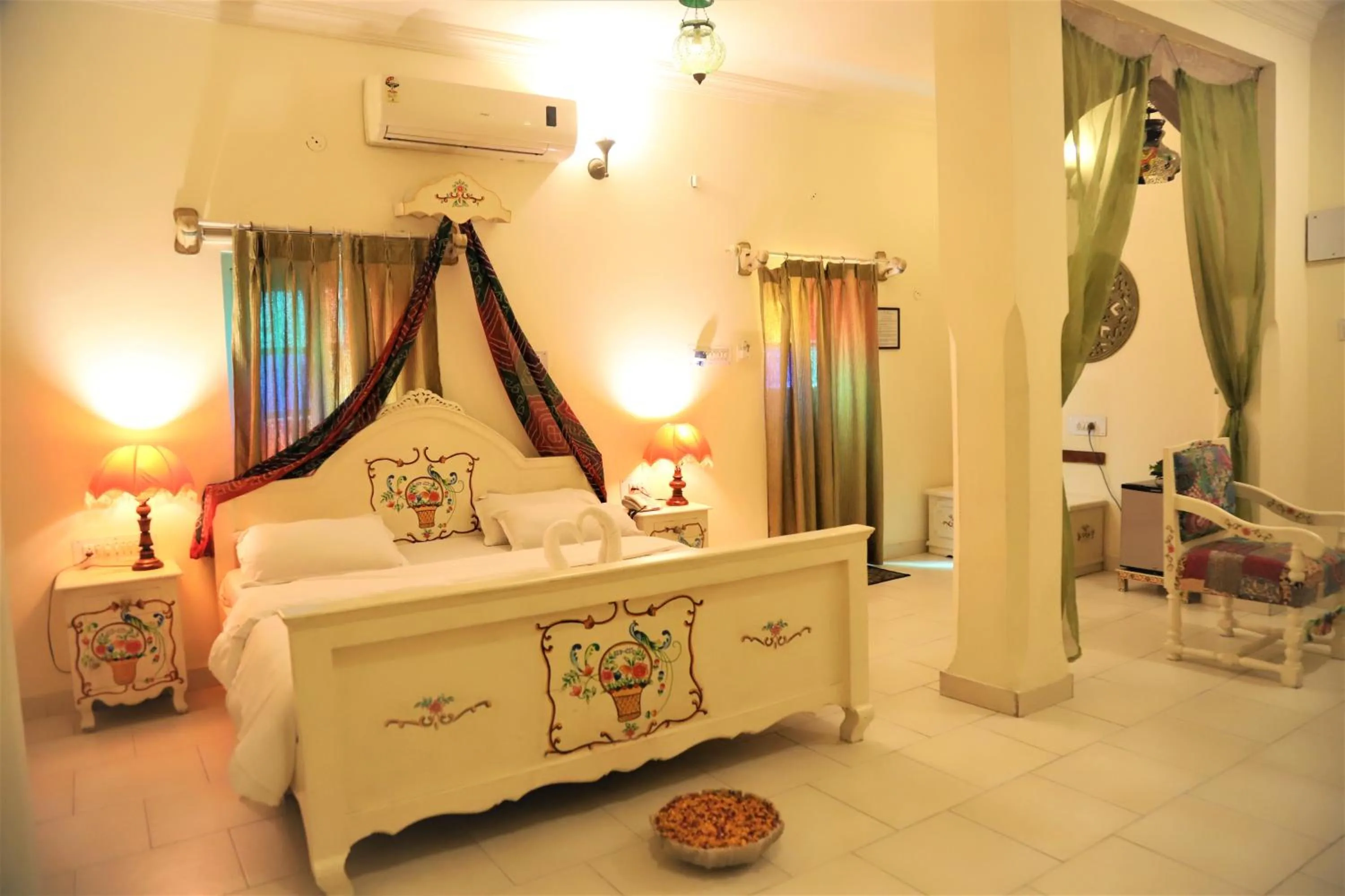 Photo of the whole room, Bed in The Kothi Heritage
