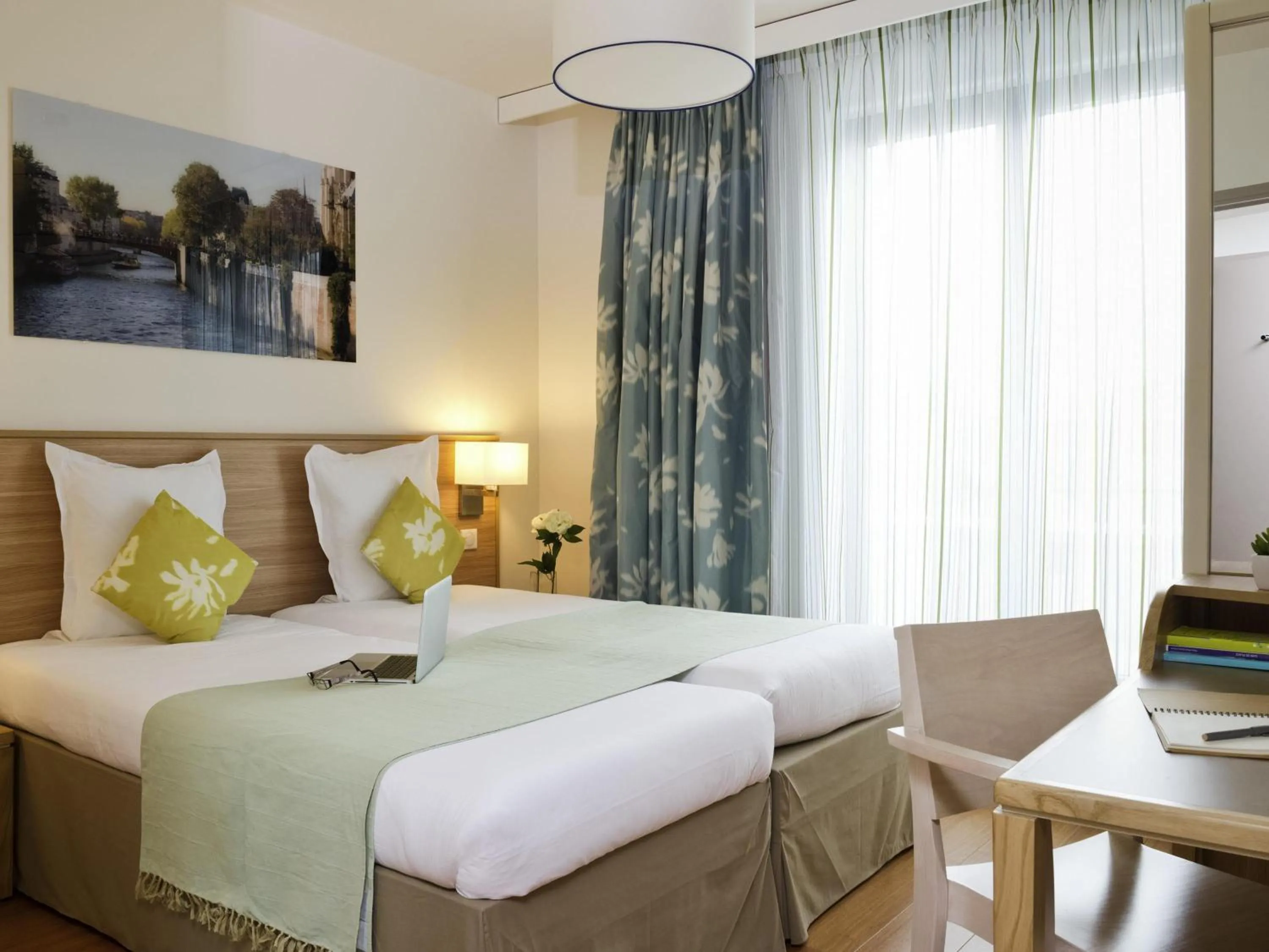 Property building, Bed in Aparthotel Adagio Paris Vincennes
