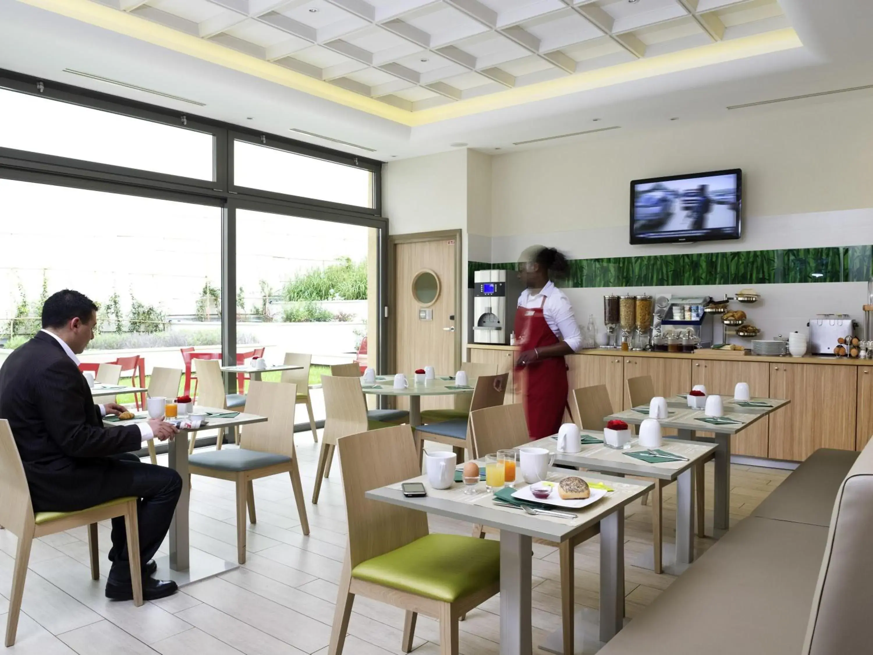 Property building in Aparthotel Adagio Paris Vincennes Property building in Aparthotel Adagio Paris Vincennes