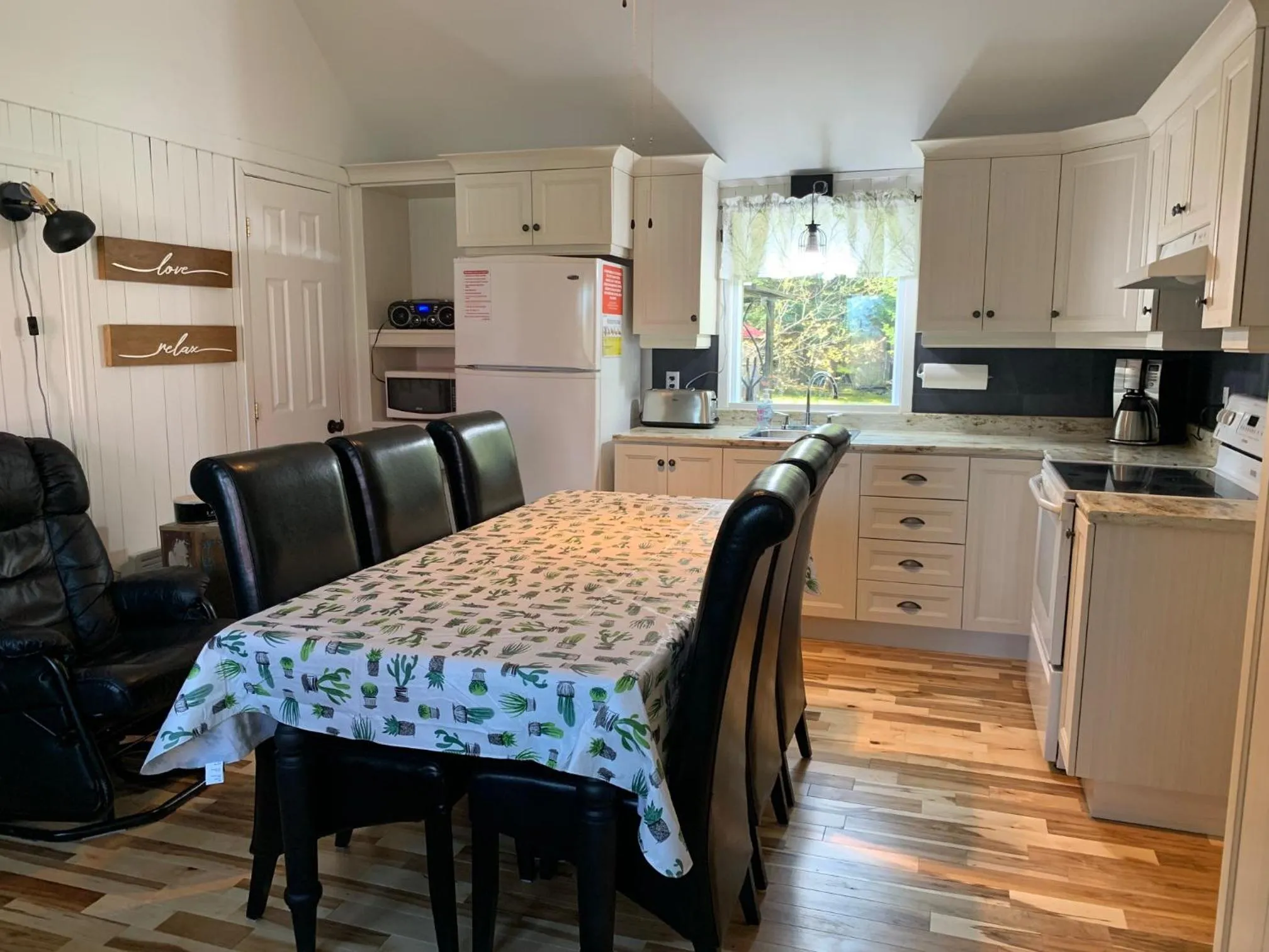 Kitchen or kitchenette in Camping Chalets Spas Pignons Rouges