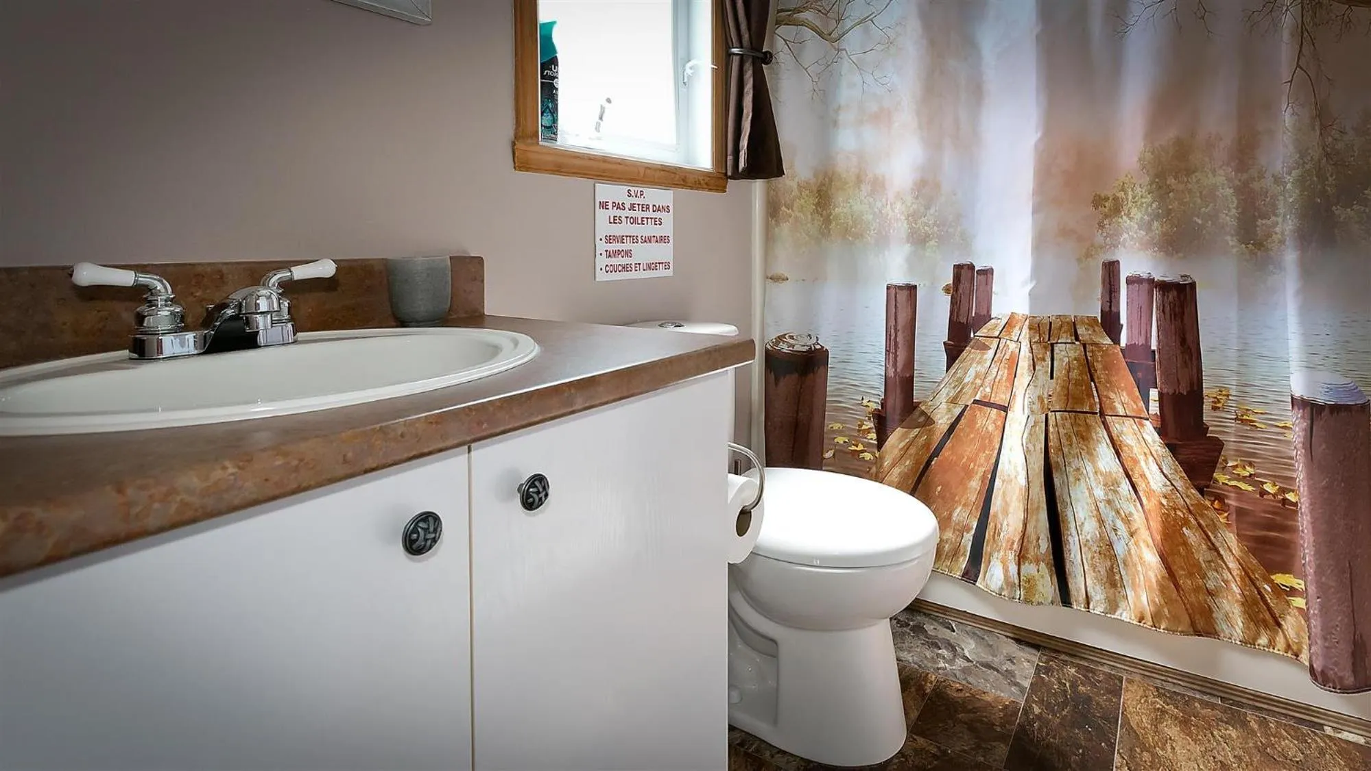 Bathroom in Camping Chalets Spas Pignons Rouges