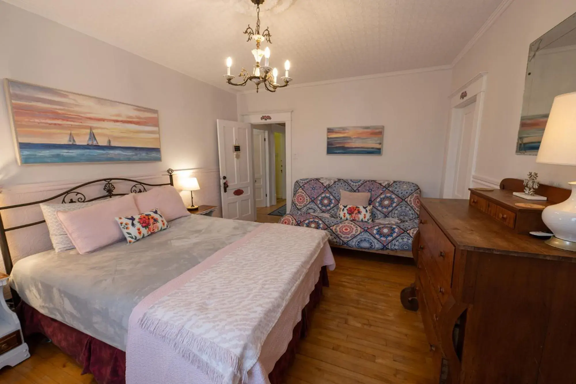 Queen Room with Sofa Bed in À Tout Venant B&B Queen Room with Sofa Bed in À Tout Venant B&B