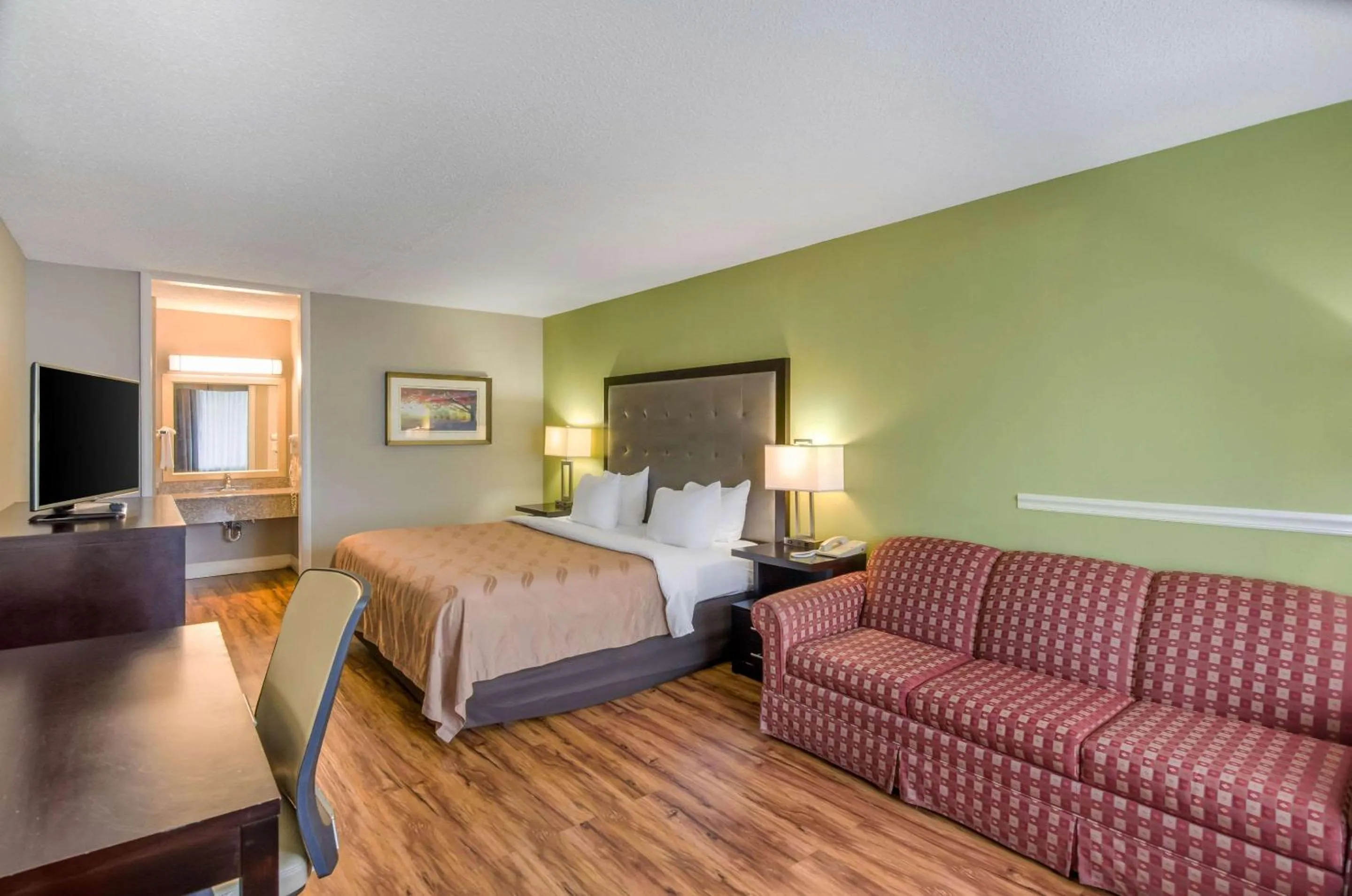 Photo of the whole room, Bed in Quality Inn Roanoke Airport