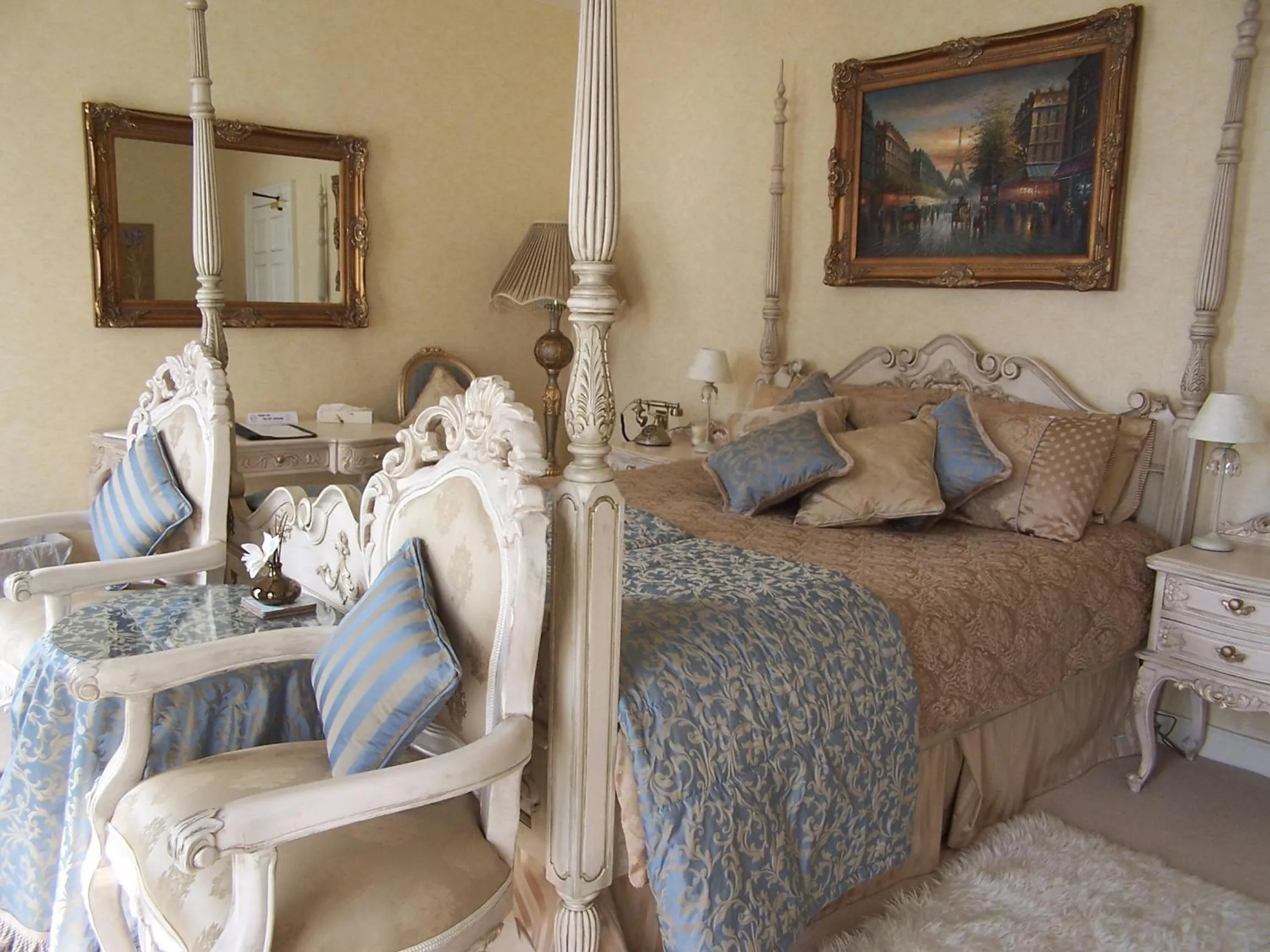 Bedroom, Bed in La Haule Manor