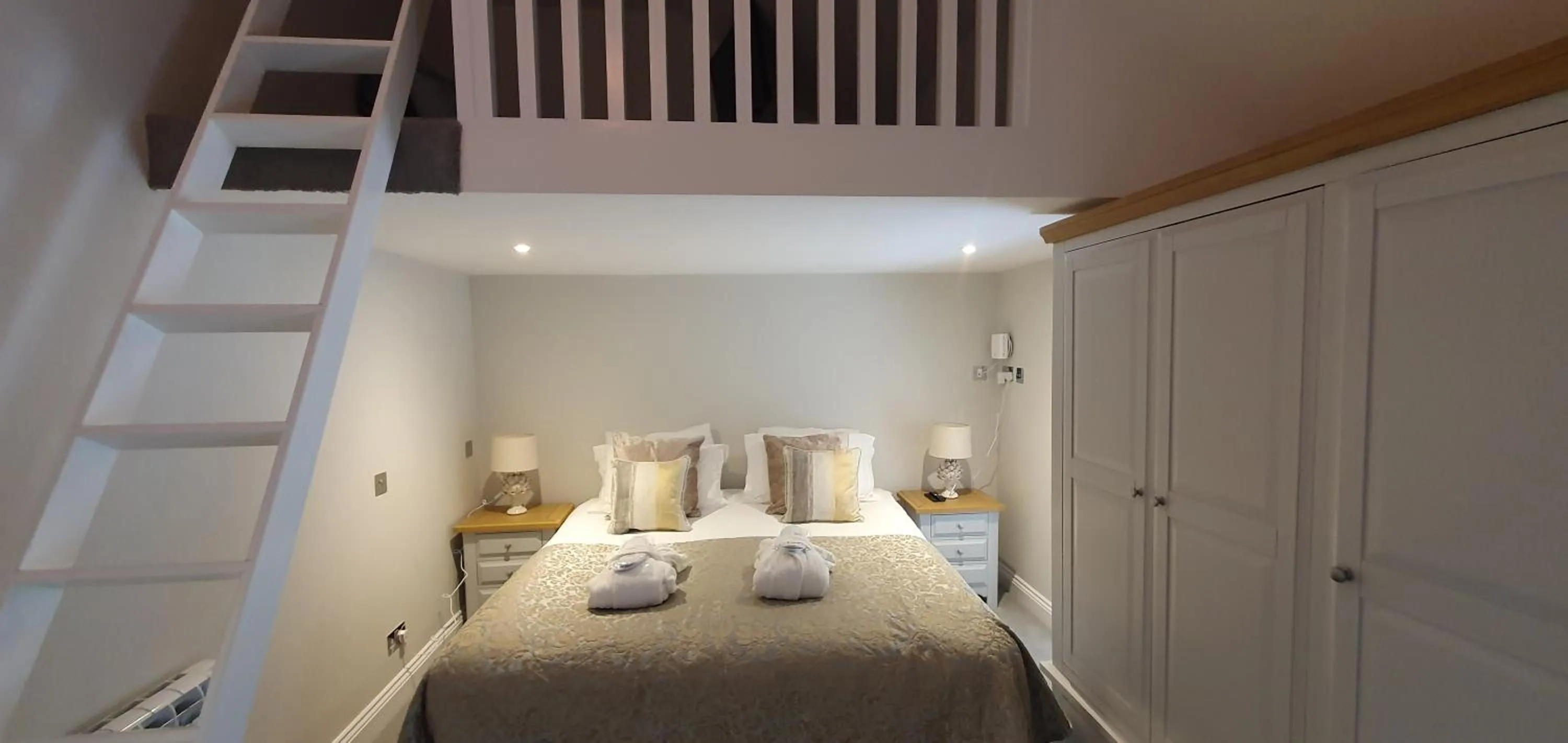 Bedroom, Bed in La Haule Manor