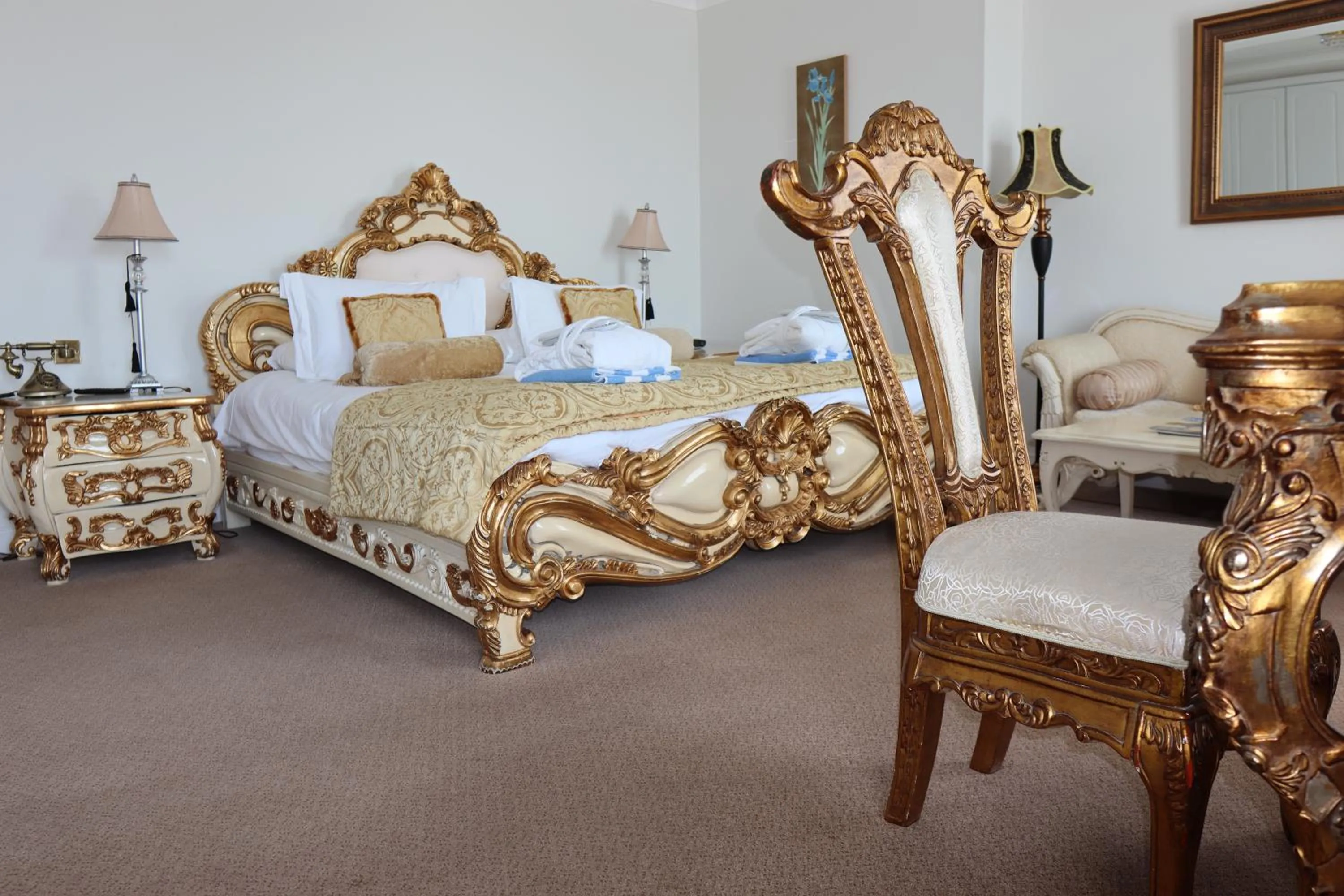 Bedroom, Bed in La Haule Manor