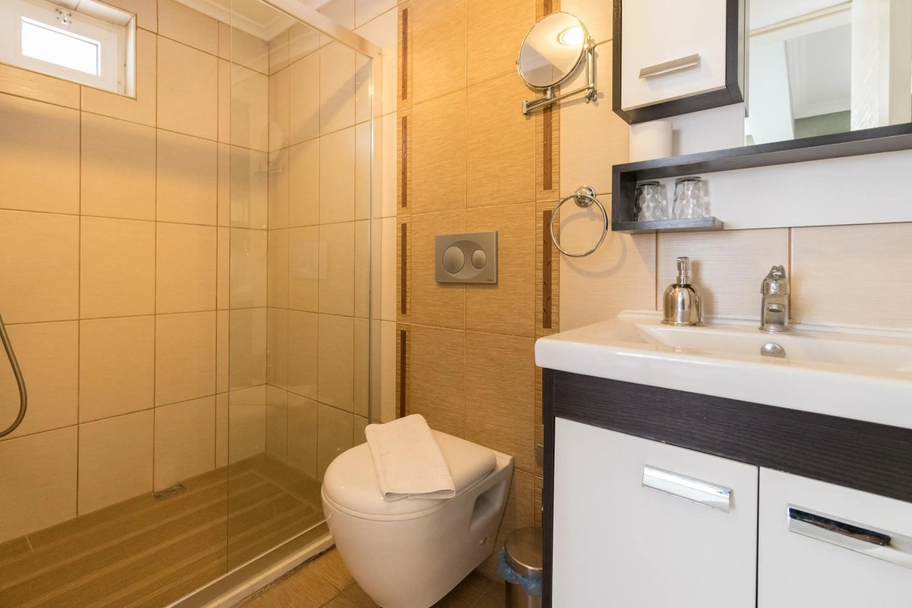 Shower in Hotel Dost