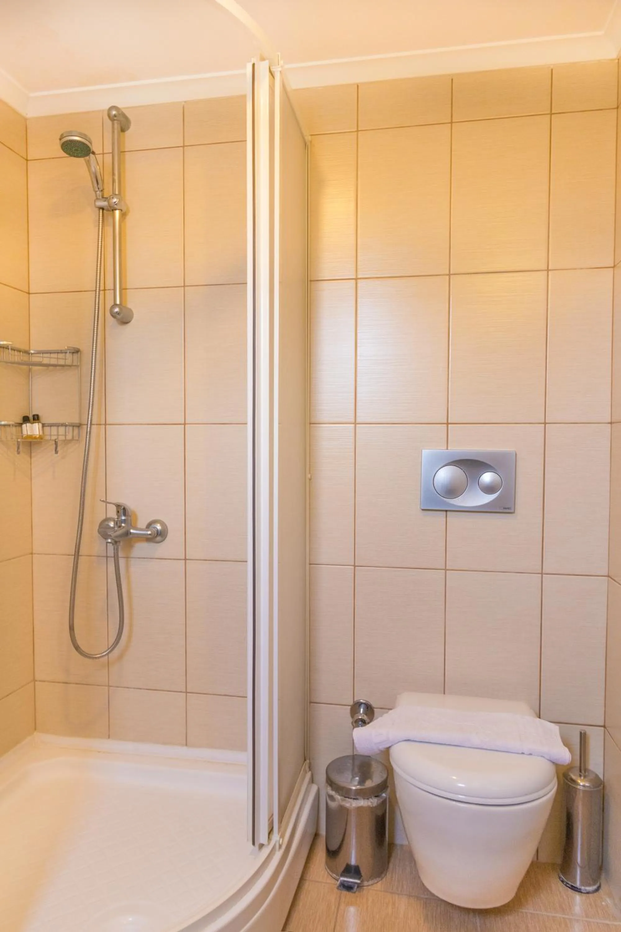 Shower in Hotel Dost