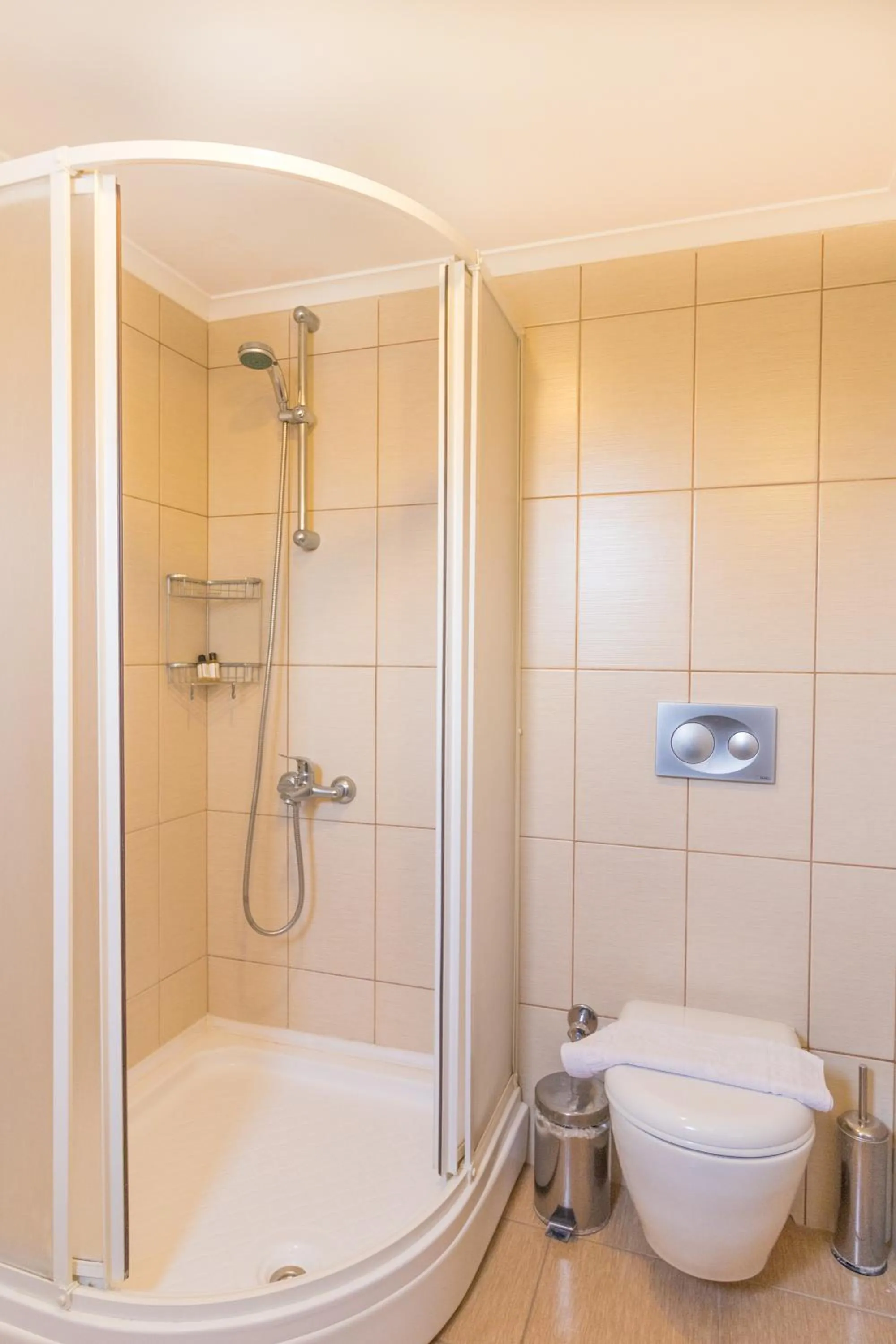 Shower in Hotel Dost