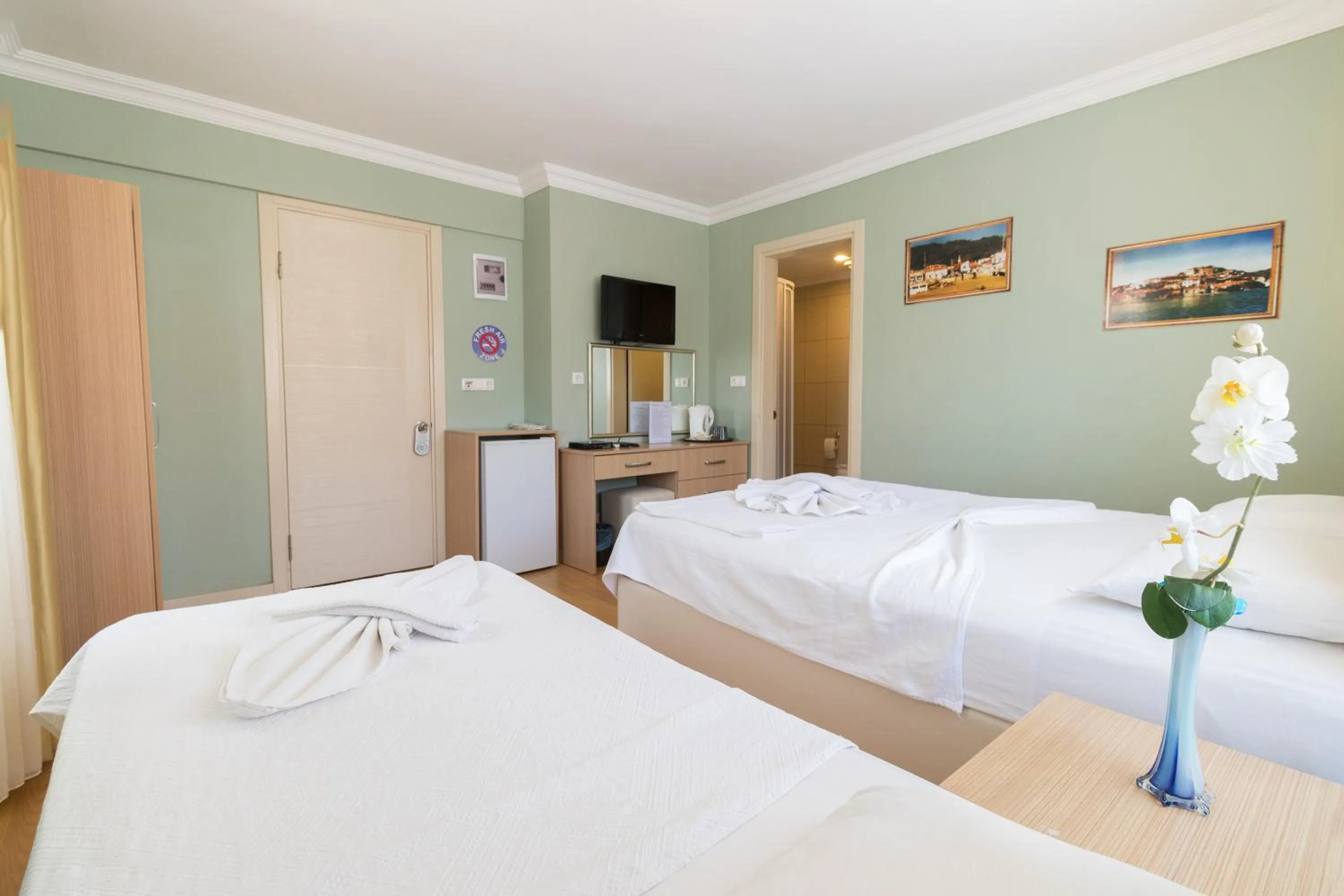 Bedroom, Bed in Hotel Dost