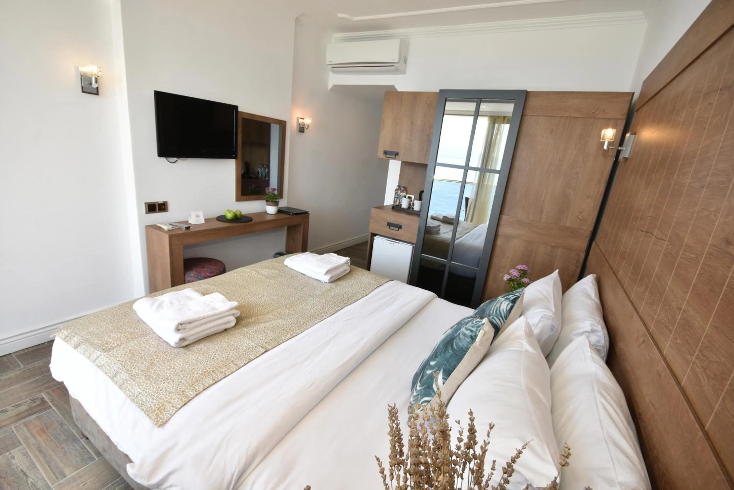 Communal lounge/ TV room, Bed in Aurasia Beach Hotel