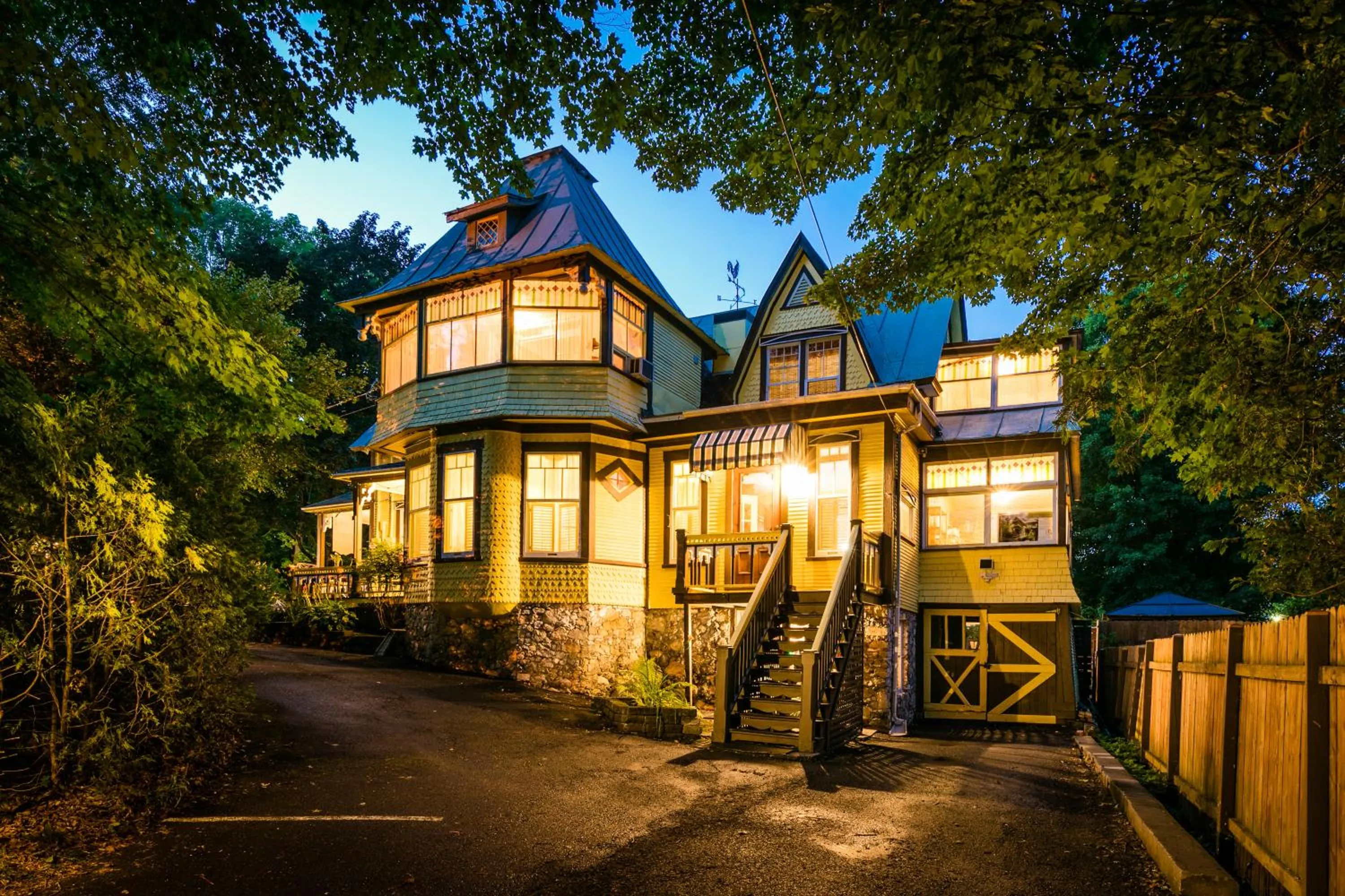 Night in Les Matins de Victoria