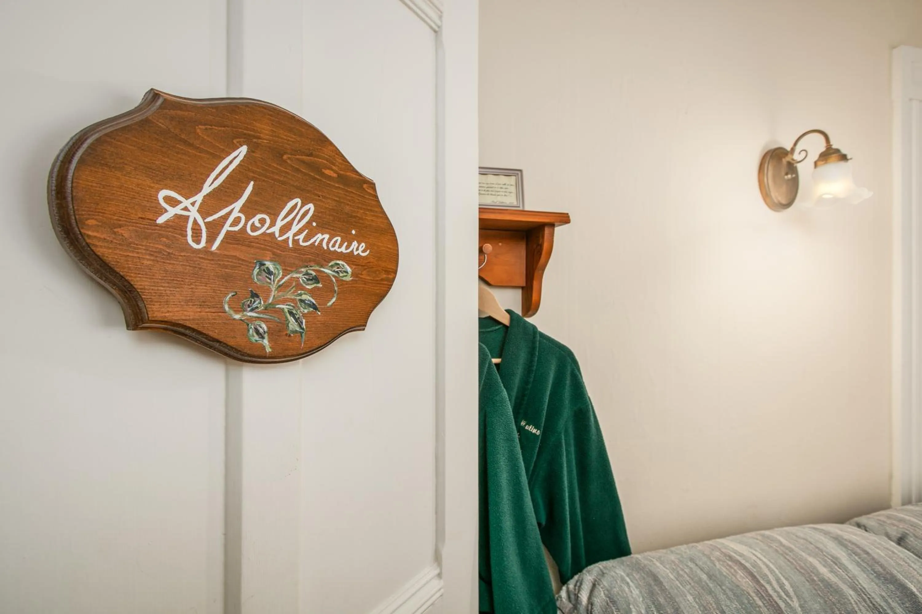 Logo/Certificate/Sign, Bed in Les Matins de Victoria