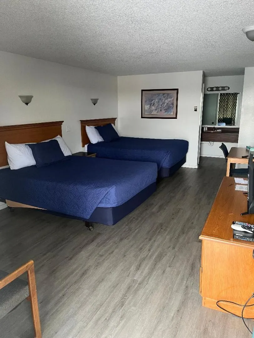 Photo of the whole room in Thunderbird Motel
