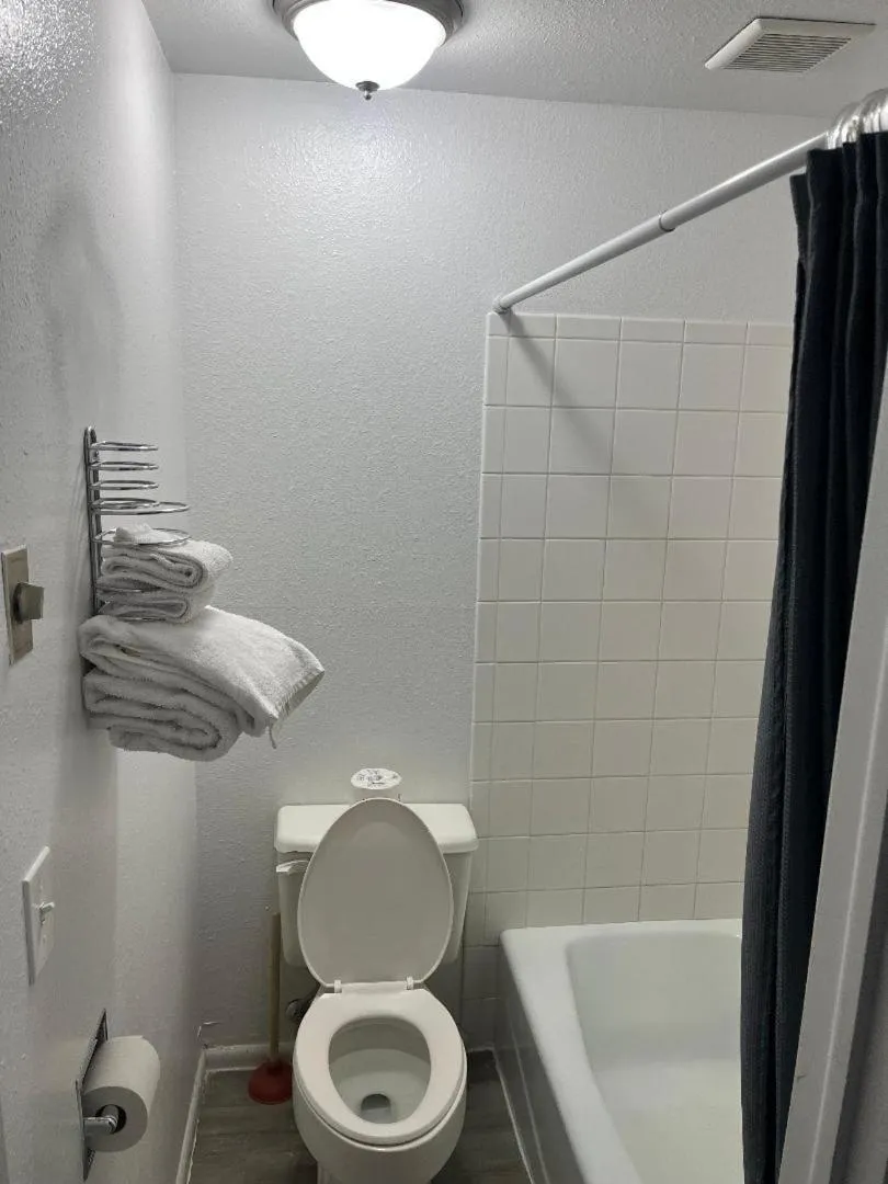 Bathroom in Thunderbird Motel