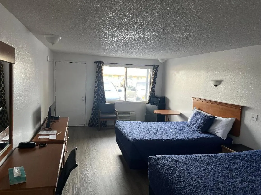 Bedroom in Thunderbird Motel