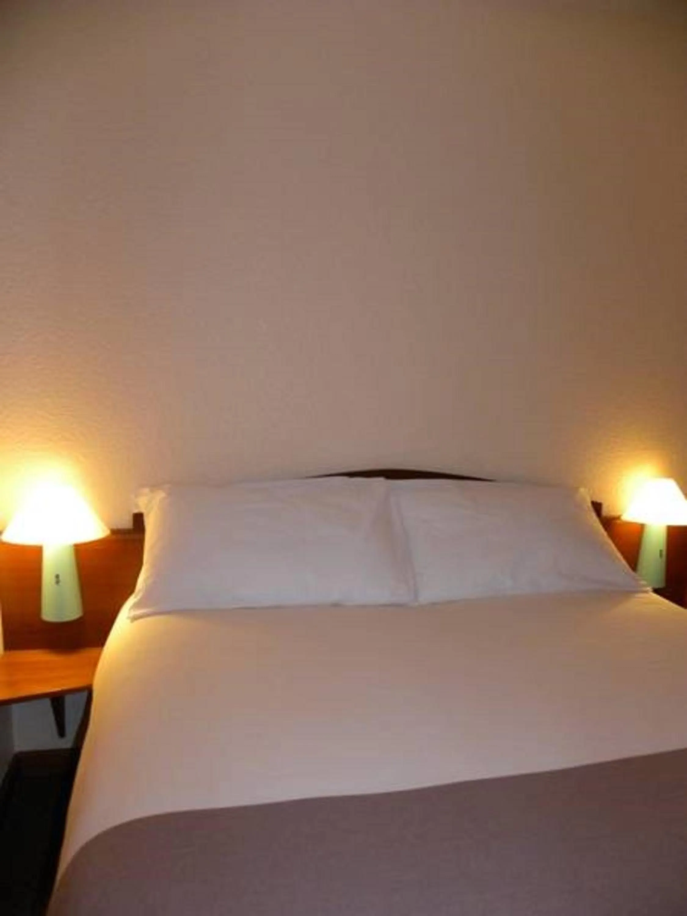 Bed in ibis Douala