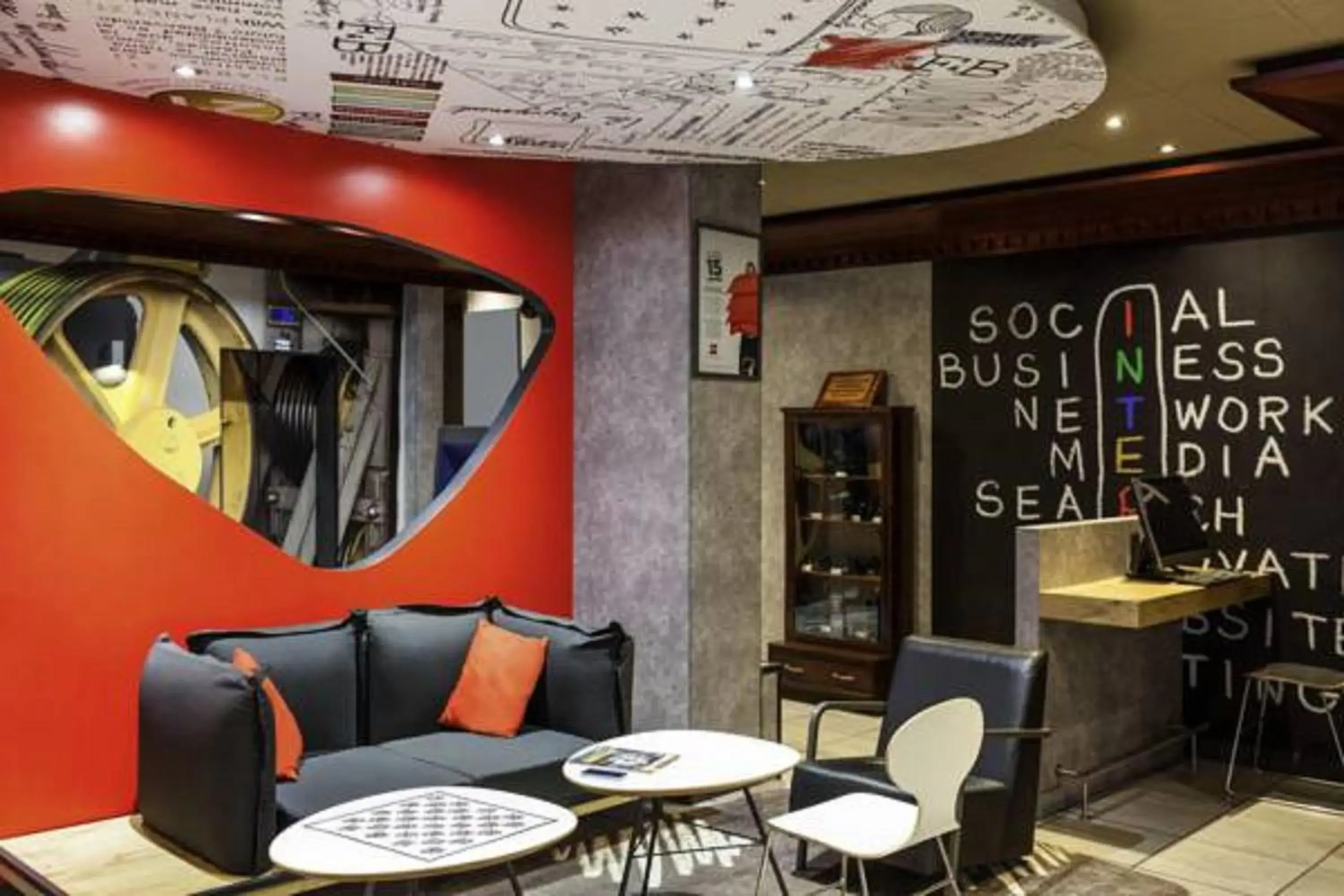 Lounge or bar in ibis Douala Lounge or bar in ibis Douala