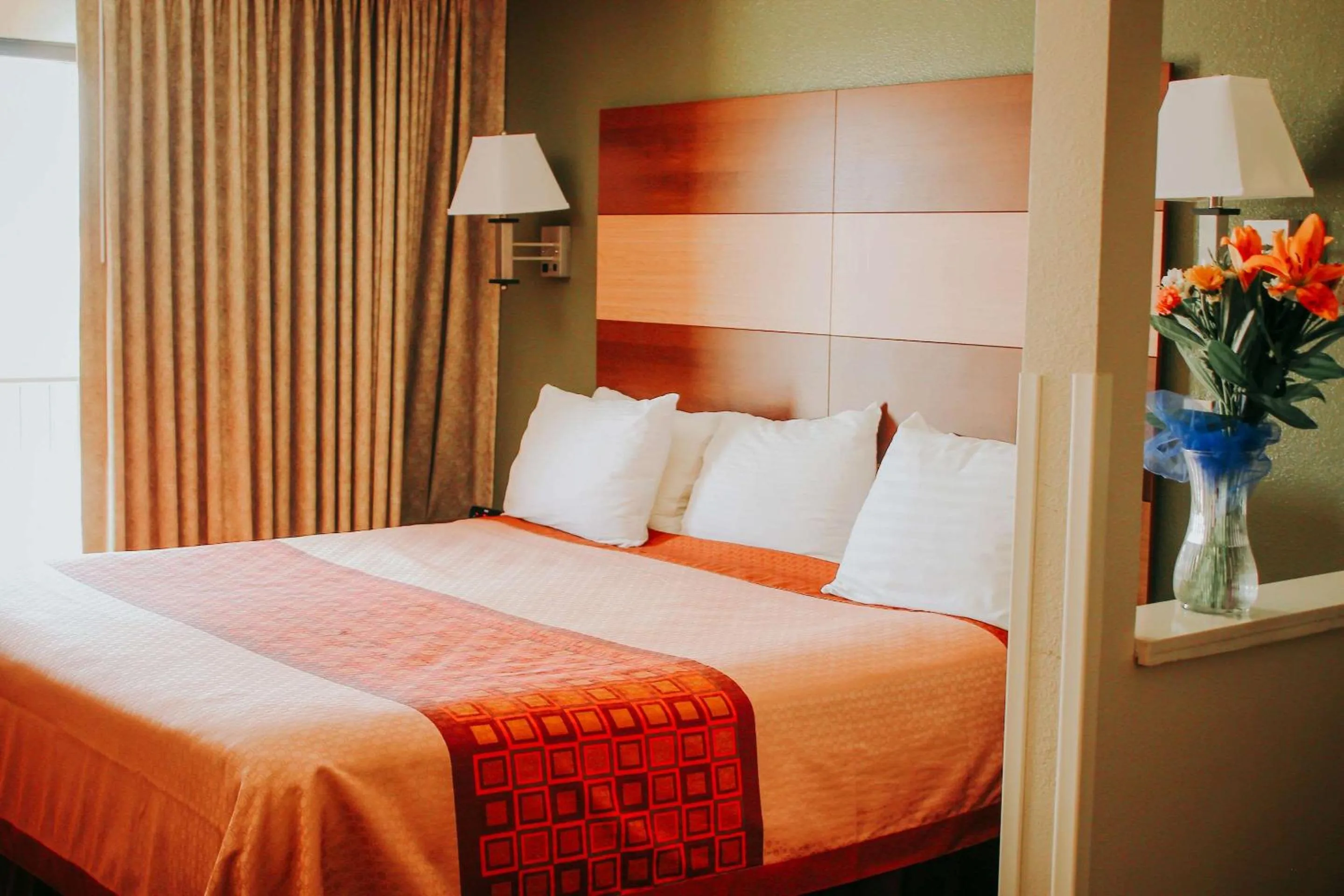 Photo of the whole room, Bed in Rodeway Inn & Suites Lake Havasu City