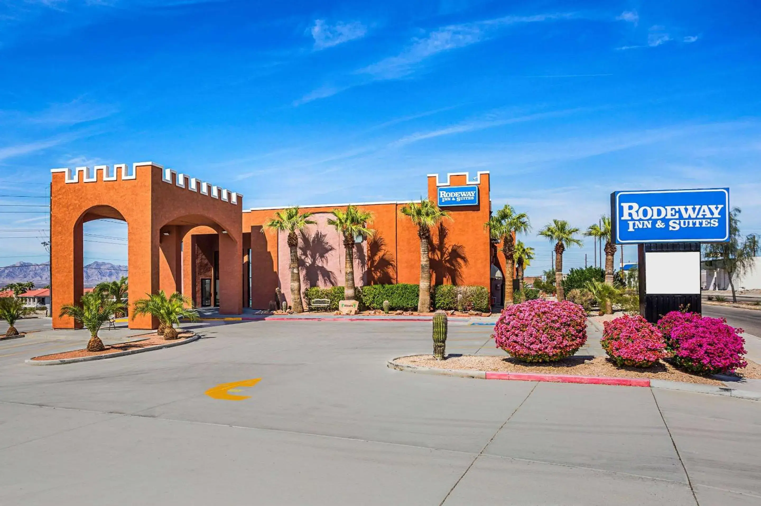 Property building in Rodeway Inn & Suites Lake Havasu City Property building in Rodeway Inn & Suites Lake Havasu City
