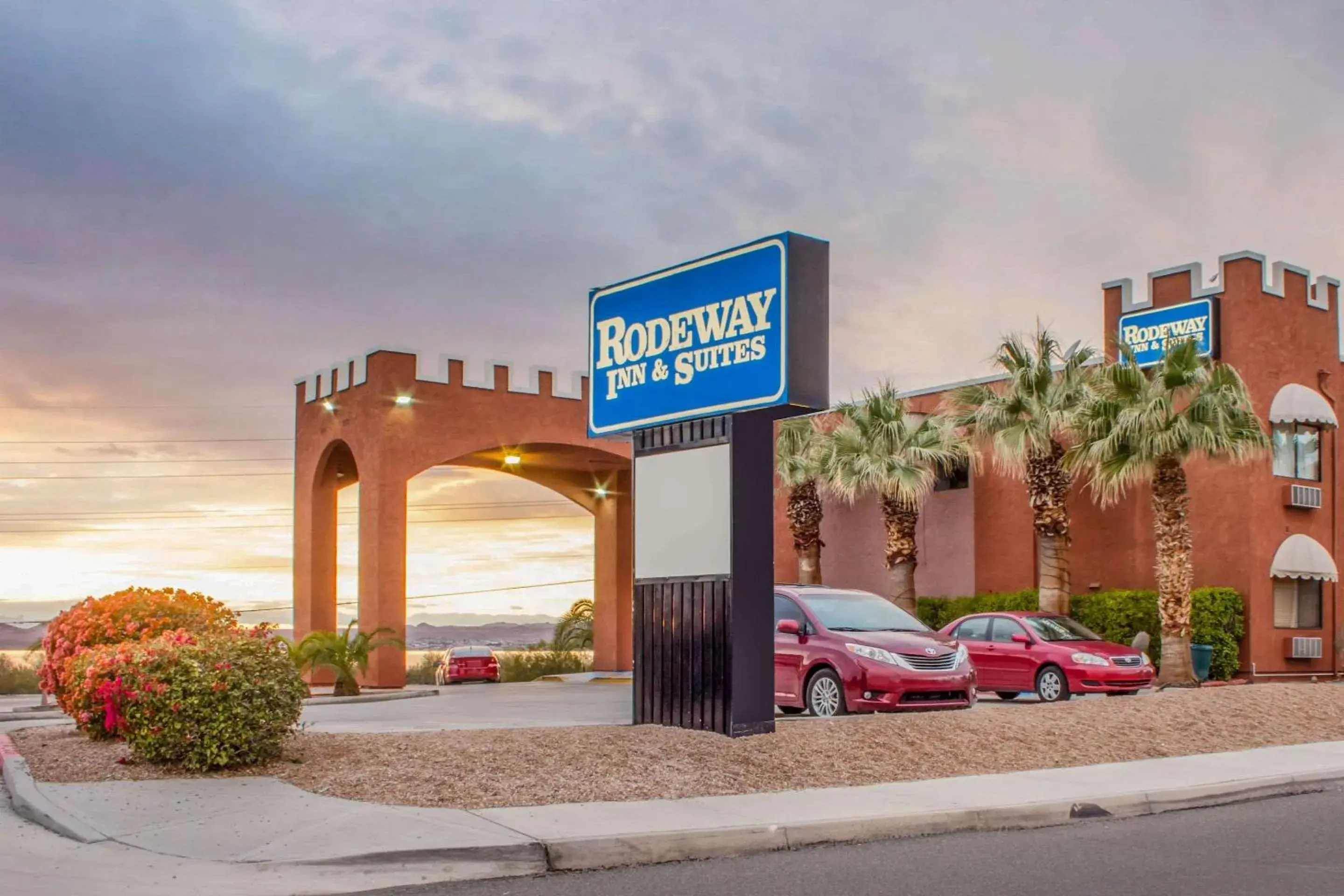 Property building in Rodeway Inn & Suites Lake Havasu City Property building in Rodeway Inn & Suites Lake Havasu City