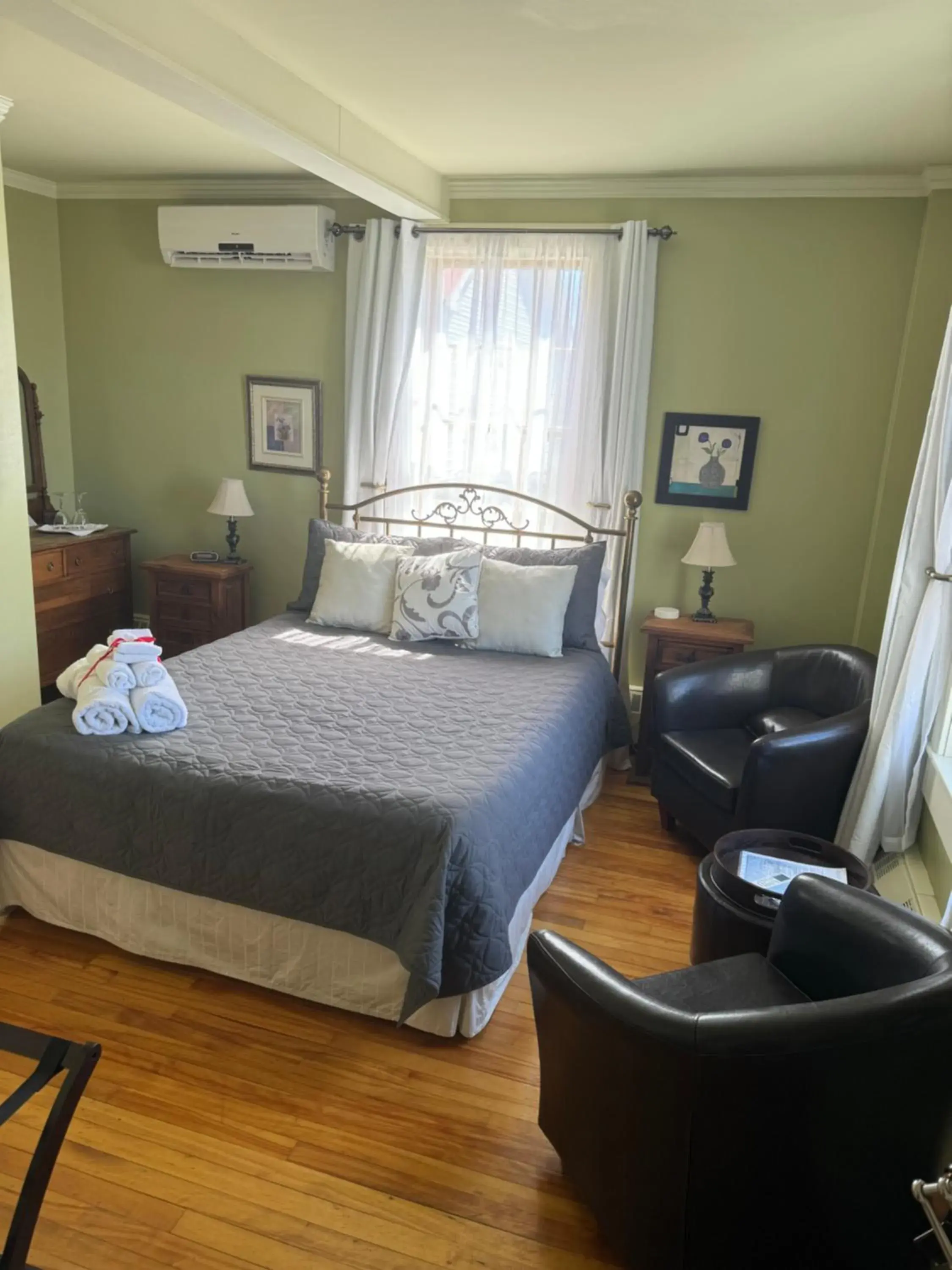 Superior Queen Room - single occupancy in Au Manoir de la rue Merry Superior Queen Room - single occupancy in Au Manoir de la rue Merry