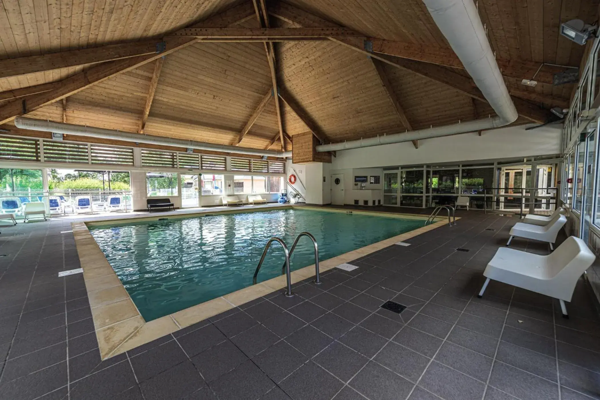 Swimming pool in Terres de France - Le Domaine Du Golf Swimming pool in Terres de France - Le Domaine Du Golf