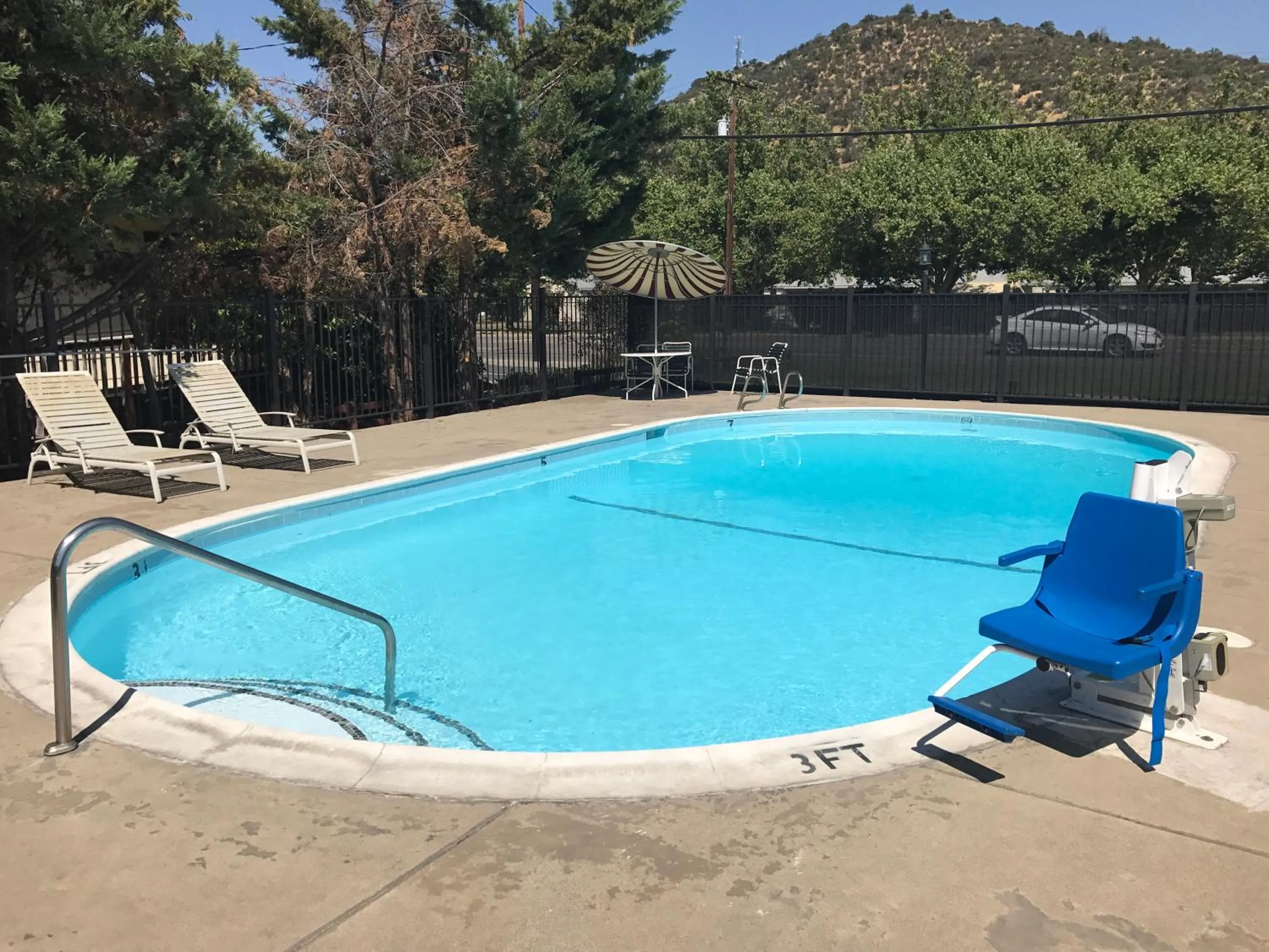 Swimming pool in Klamath Motor Lodge